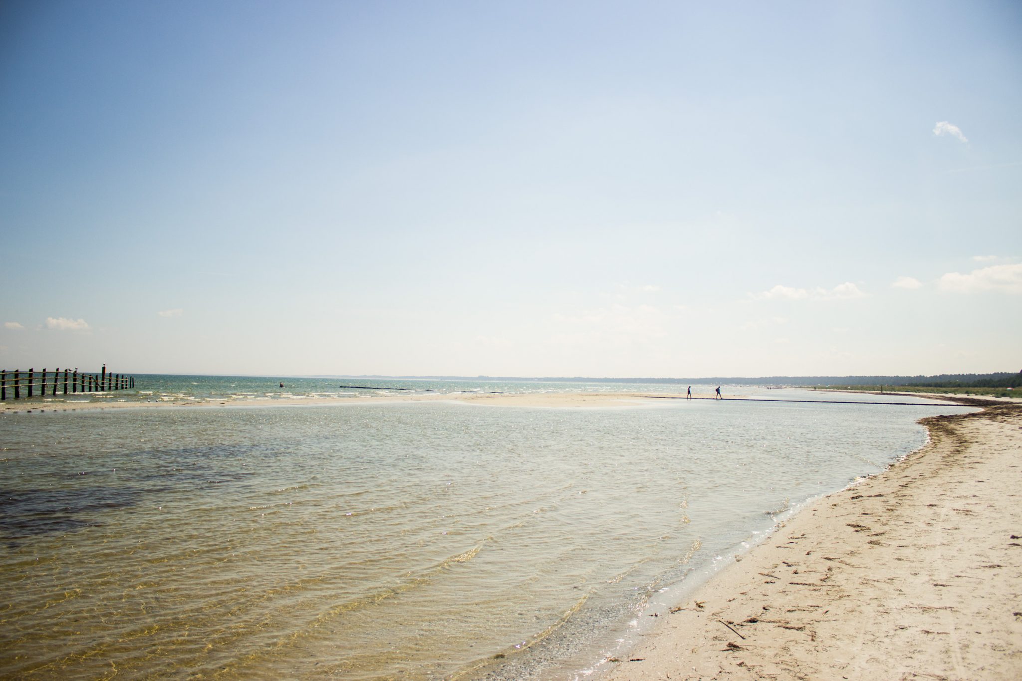 Rundwanderweg Darßer Ort zum Leuchtturm, auf der Halbinsel Darß an der Ostsee, Wanderung im Nationalpark Vorpommersche Boddenlandschaft, Wanderweg führt am langen Sandstrand entlang kurz vor Erreichen des Leuchtturms im Darßer Ort, Strand bietet sich für eine Pause während der Wanderung an