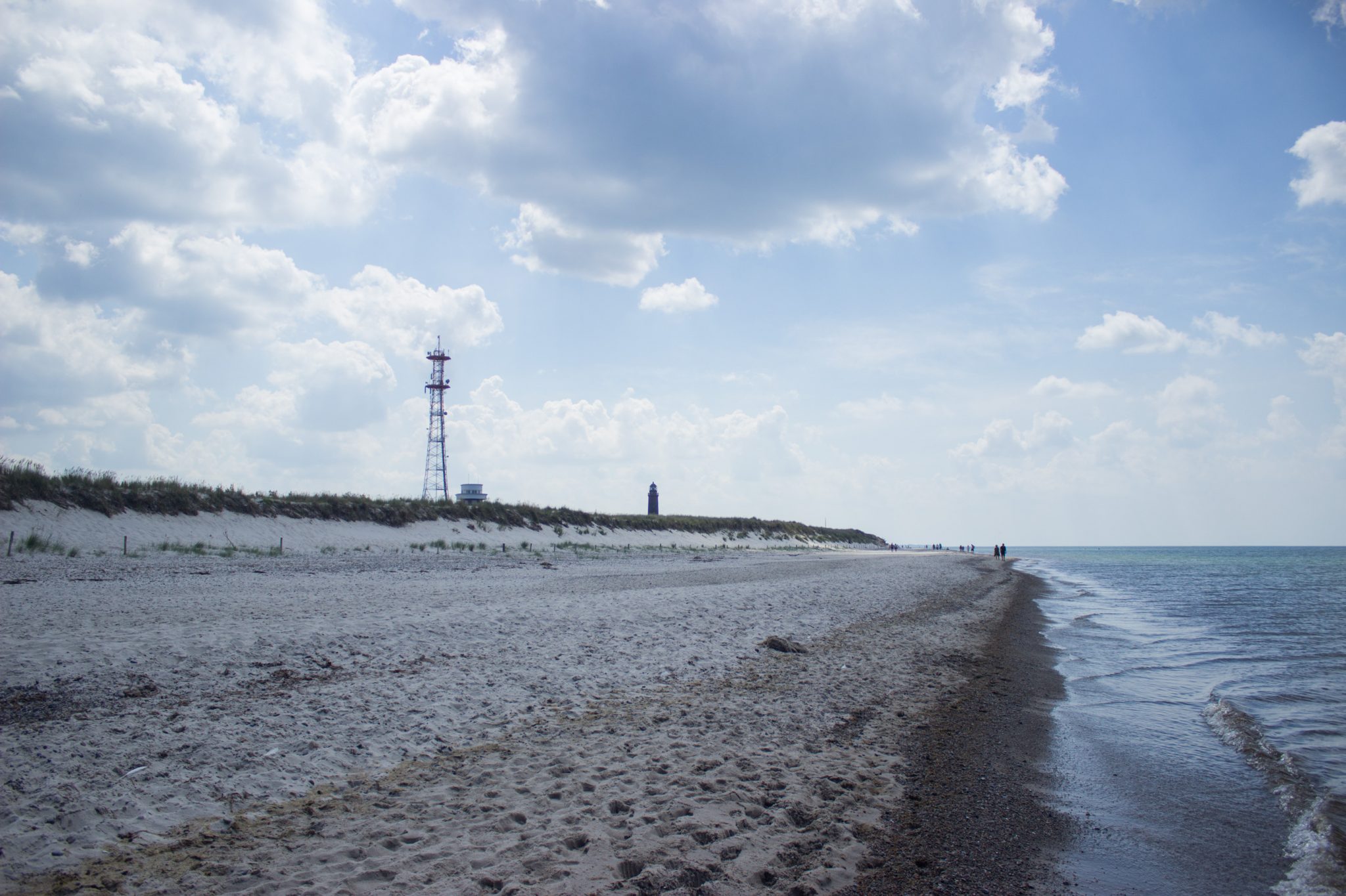 Rundwanderweg Darßer Ort zum Leuchtturm, auf der Halbinsel Darß an der Ostsee, Wanderung im Nationalpark Vorpommersche Boddenlandschaft, Wanderweg führt am langen Sandstrand und an Dünen entlang kurz vor Erreichen des Leuchtturms im Darßer Ort, langer Sandstrand und sanftes Wellenrauschen am Meer