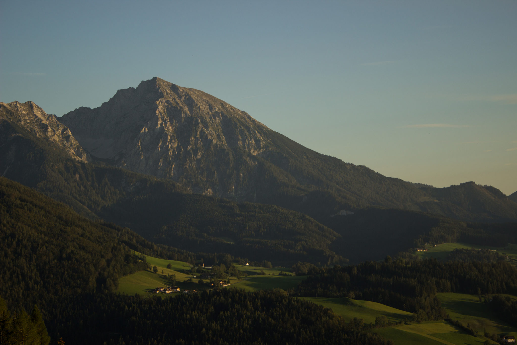 Wandern ab Haslersgatter zum Steyrsteg entlang des Flusses Krumme Steyrling, über Weingartalm und Brandlsteig im Nationalpark Kalkalpen in Oberösterreich, traumhafte Aussicht auf dichten Wald und die Berge in Österreich, kurz vor Sonnenuntergang, sehr schönes Licht