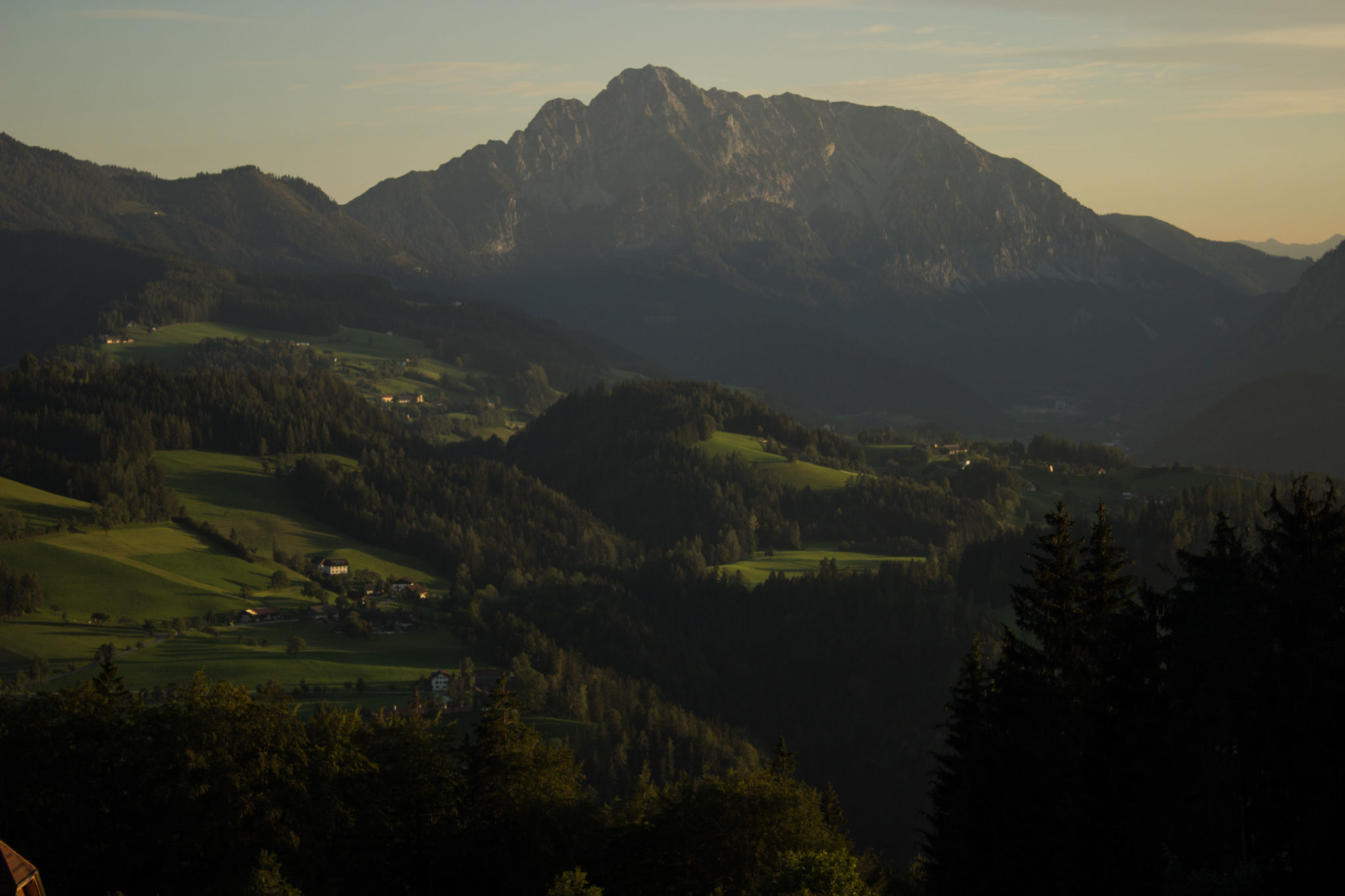 Wandern ab Haslersgatter zum Steyrsteg entlang des Flusses Krumme Steyrling, über Weingartalm und Brandlsteig im Nationalpark Kalkalpen in Oberösterreich, traumhafte Aussicht auf dichten Wald und die Berge in Österreich, kurz vor Sonnenuntergang, sehr schönes Licht