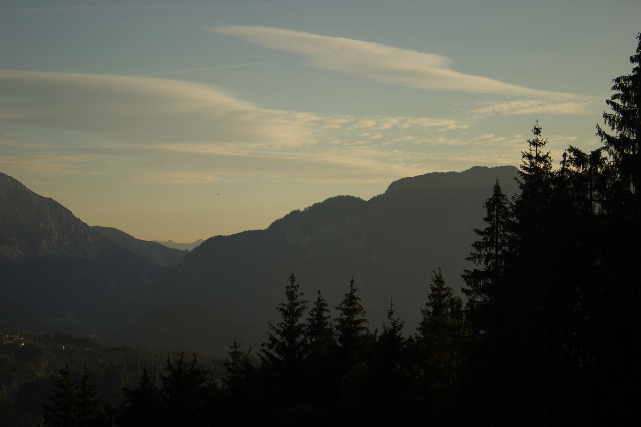 Wandern ab Haslersgatter zum Steyrsteg entlang des Flusses Krumme Steyrling, über Weingartalm und Brandlsteig im Nationalpark Kalkalpen in Oberösterreich, traumhafte Aussicht auf dichten Wald und die Berge in Österreich, kurz vor Sonnenuntergang, sehr schönes Licht
