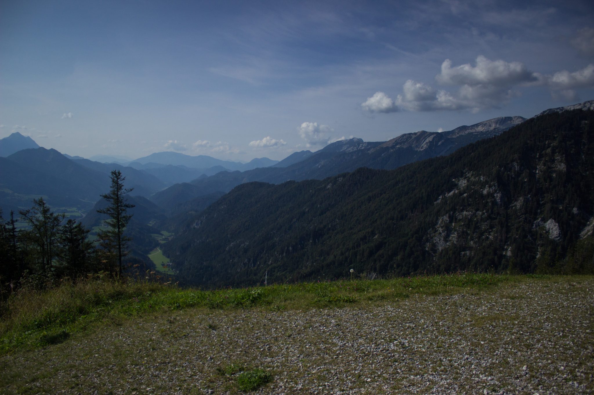 Wandern bei Windischgarsten auf den Kleinerberg über Salzabachtal, Leitersteig, Speikkogel und Schafsteig im Nationalpark Kalkalpen in Oberösterreich, Aussicht vom Kleinerberg genießen auf umliegende Berge und Wälder an warmem Sommertag, ausgiebige Pause bietet sich an