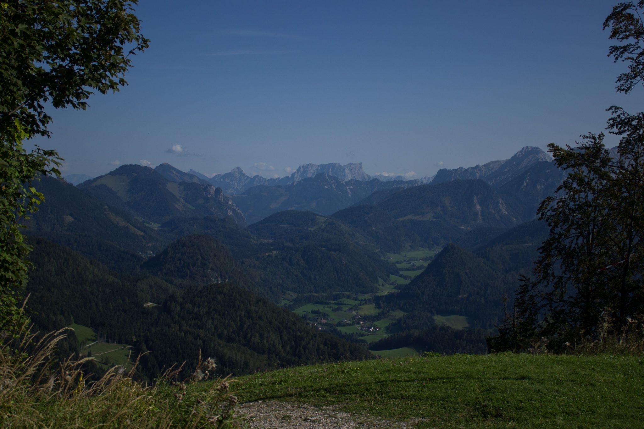 Wandern bei Windischgarsten auf den Kleinerberg über Salzabachtal, Leitersteig, Speikkogel und Schafsteig im Nationalpark Kalkalpen in Oberösterreich, sehr beeindruckende Aussicht vom Kleinerberg auf das weite Tal, die umliegenden Berge und Wälder an warmem Sommertag, Wanderer genießen Aussicht