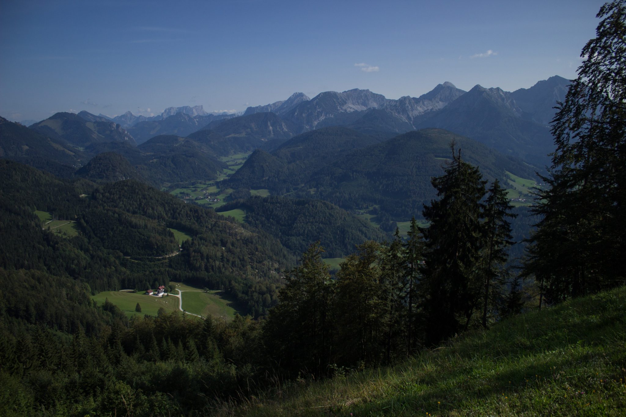 Wandern bei Windischgarsten auf den Kleinerberg über Salzabachtal, Leitersteig, Speikkogel und Schafsteig im Nationalpark Kalkalpen in Oberösterreich, sehr beeindruckende Aussicht vom Kleinerberg auf das weite Tal, die umliegenden Berge und Wälder an warmem Sommertag, Wanderer genießen Aussicht