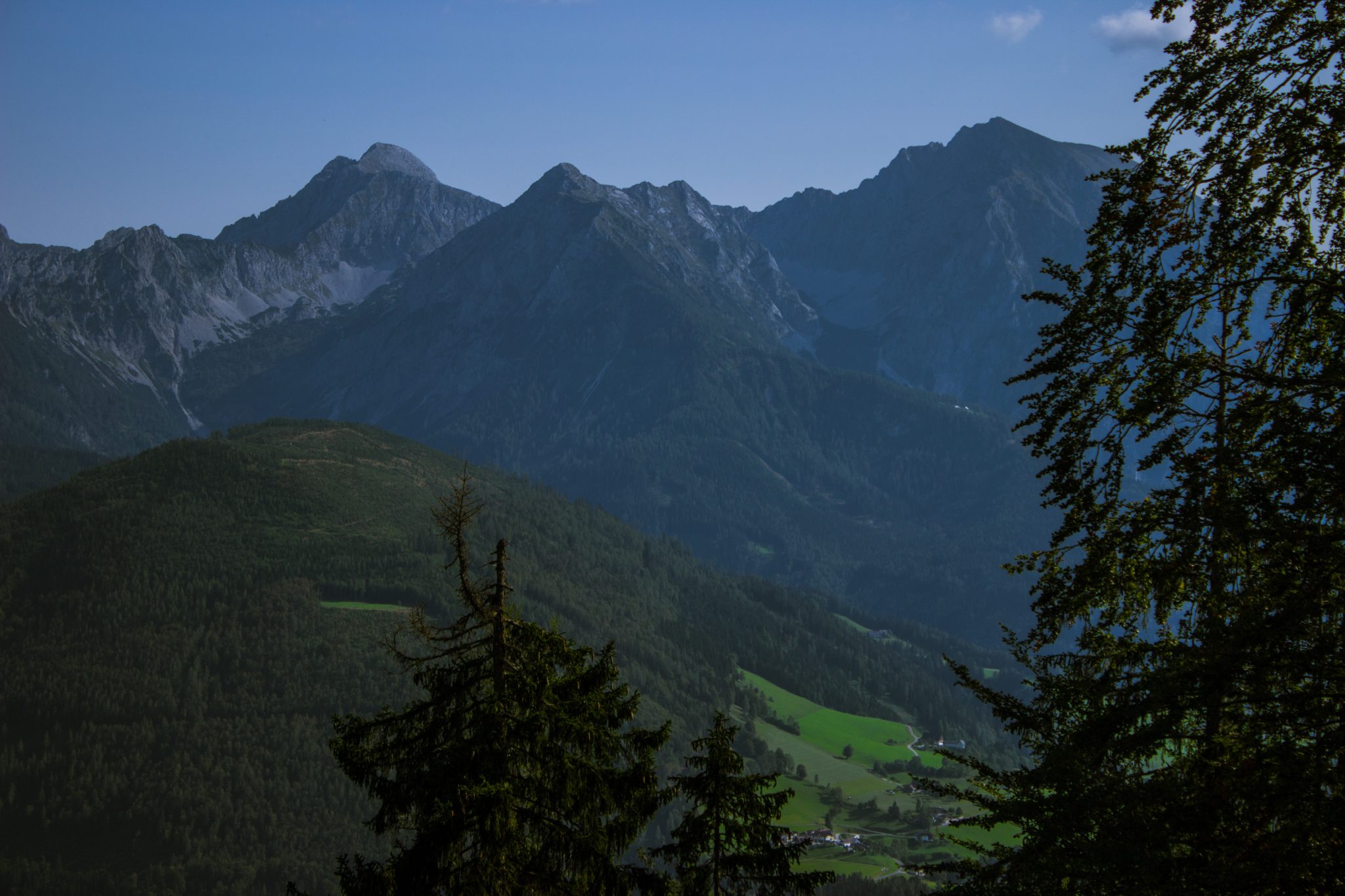 Wandern bei Windischgarsten auf den Kleinerberg über Salzabachtal, Leitersteig, Speikkogel und Schafsteig im Nationalpark Kalkalpen in Oberösterreich, sehr beeindruckende Aussicht vom Kleinerberg auf das weite Tal, die umliegenden Berge und Wälder an warmem Sommertag, Wanderer genießen Aussicht