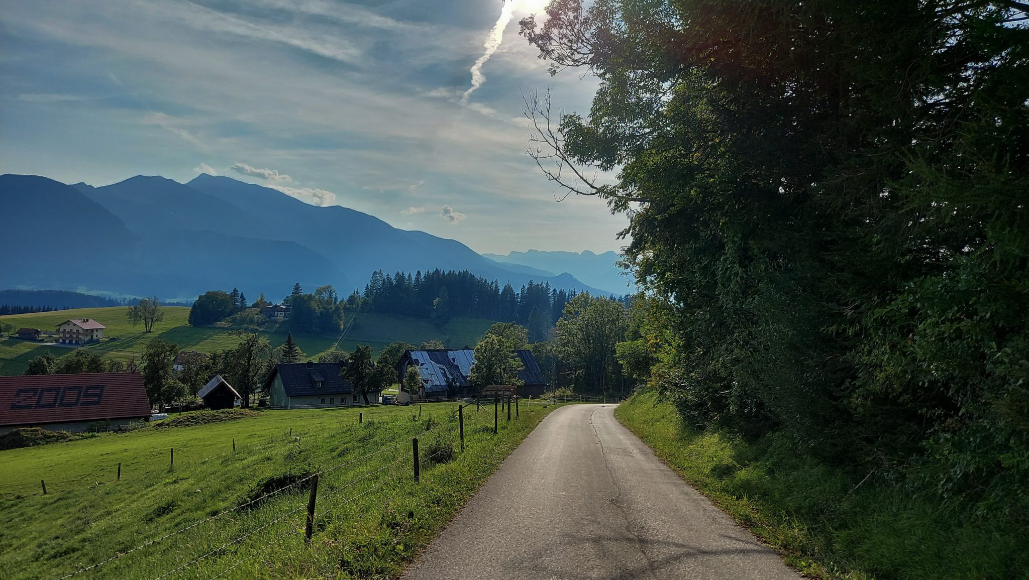 Wandern bei Windischgarsten auf den Kleinerberg über Salzabachtal, Leitersteig, Speikkogel und Schafsteig im Nationalpark Kalkalpen in Oberösterreich, nach Verlassen des Salzabachtals geht es noch an einer Straße entlang zurück zum Ausgangspunkt, Straße ist aber kaum befahren, untergehende Sonne zaubert schönes Licht, schöne Aussicht auf die Berge, abwechslungsreicher Wanderweg