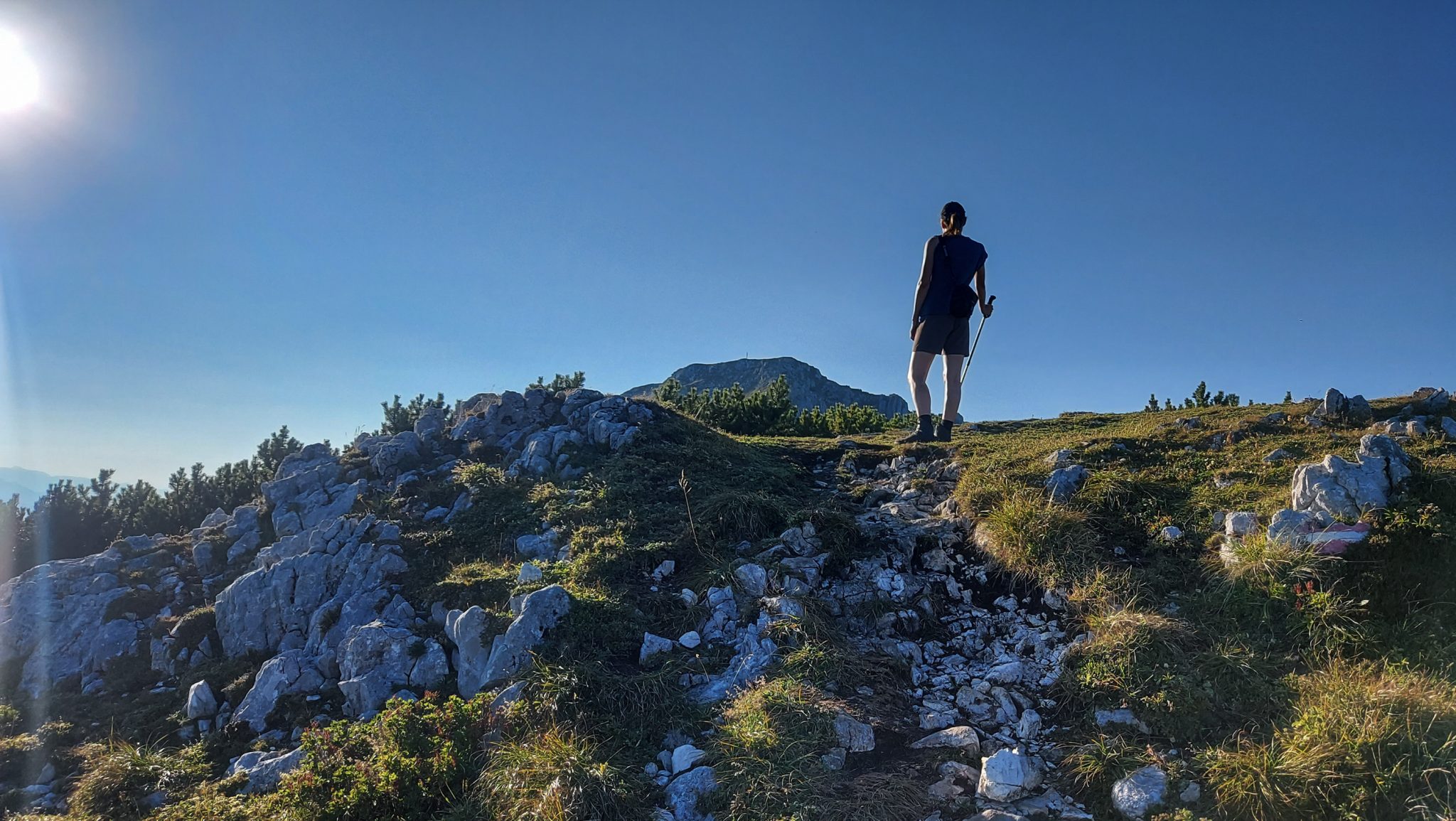 Wanderung Hoher Nock ab Windischgarsten im Nationalpark Kalkalpen in Oberösterreich, auf dem Rückweg vom Berg Hoher Nock in Österreich, Wanderer unterwegs auf schmalem Wanderweg über Stock und Stein, weite Aussicht, karge Vegetation, sehr abwechslungsreiche Wanderung