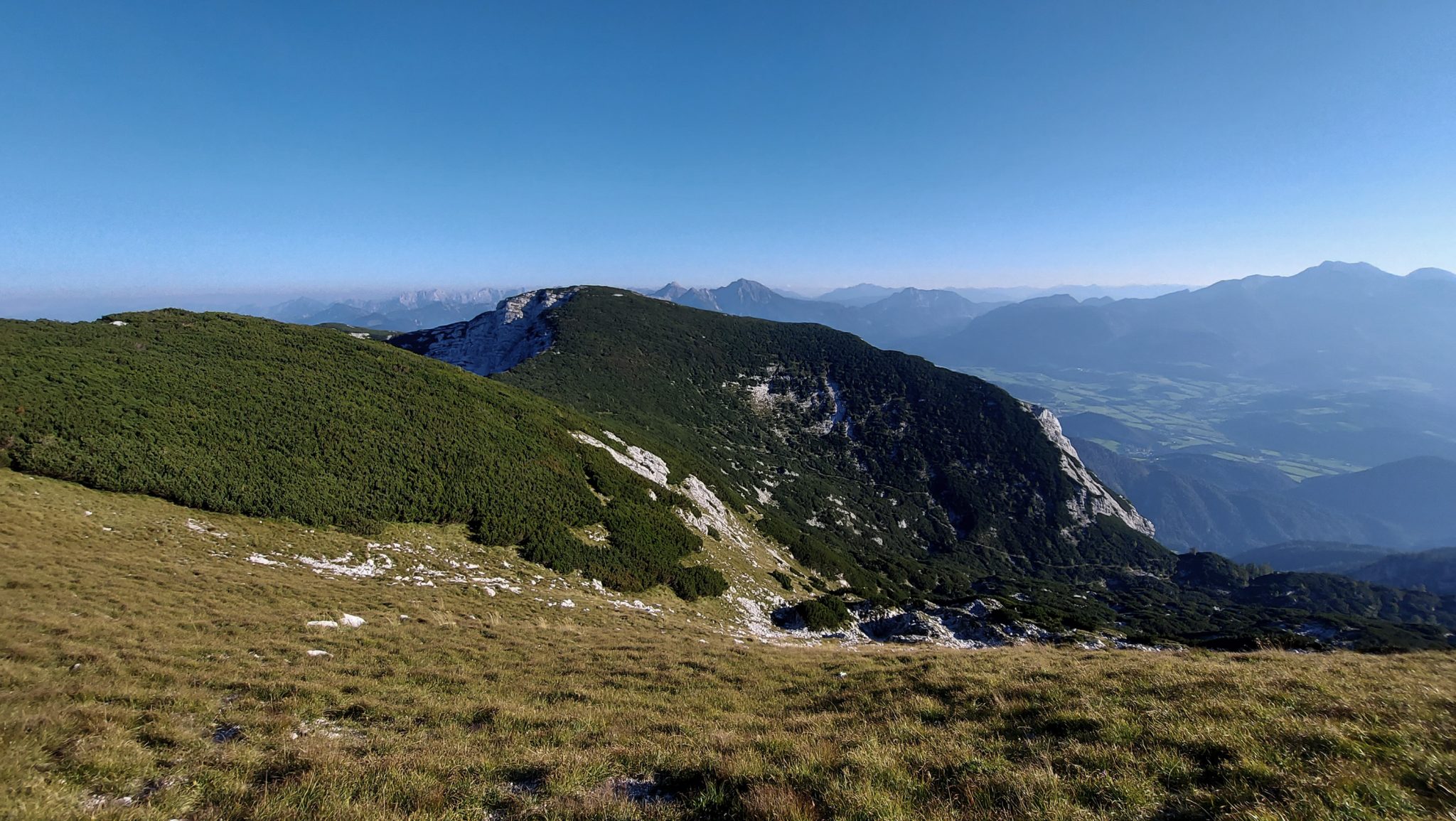 Wanderung Hoher Nock ab Windischgarsten im Nationalpark Kalkalpen in Oberösterreich, auf dem Rückweg vom Berg Hoher Nock in Österreich, weite Aussicht auf umliegende Bergwelt, noch karge Vegetation während sehr abwechslungsreicher Wanderung