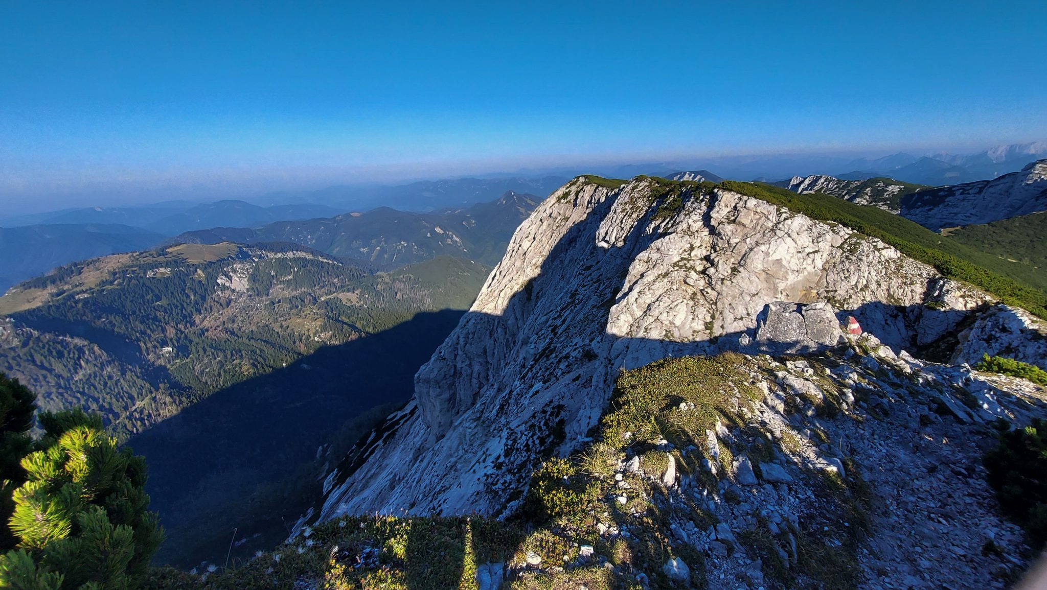 Wanderung Hoher Nock ab Windischgarsten im Nationalpark Kalkalpen in Oberösterreich, auf dem Berggipfel des Hohen Nocks angekommen, großes Plateau auf dem Gipfel, tolle weite Aussichten auf die umliegenden Berge der Kalkalpen in Österreich, Berge mit grüner Vegetation bewachsen