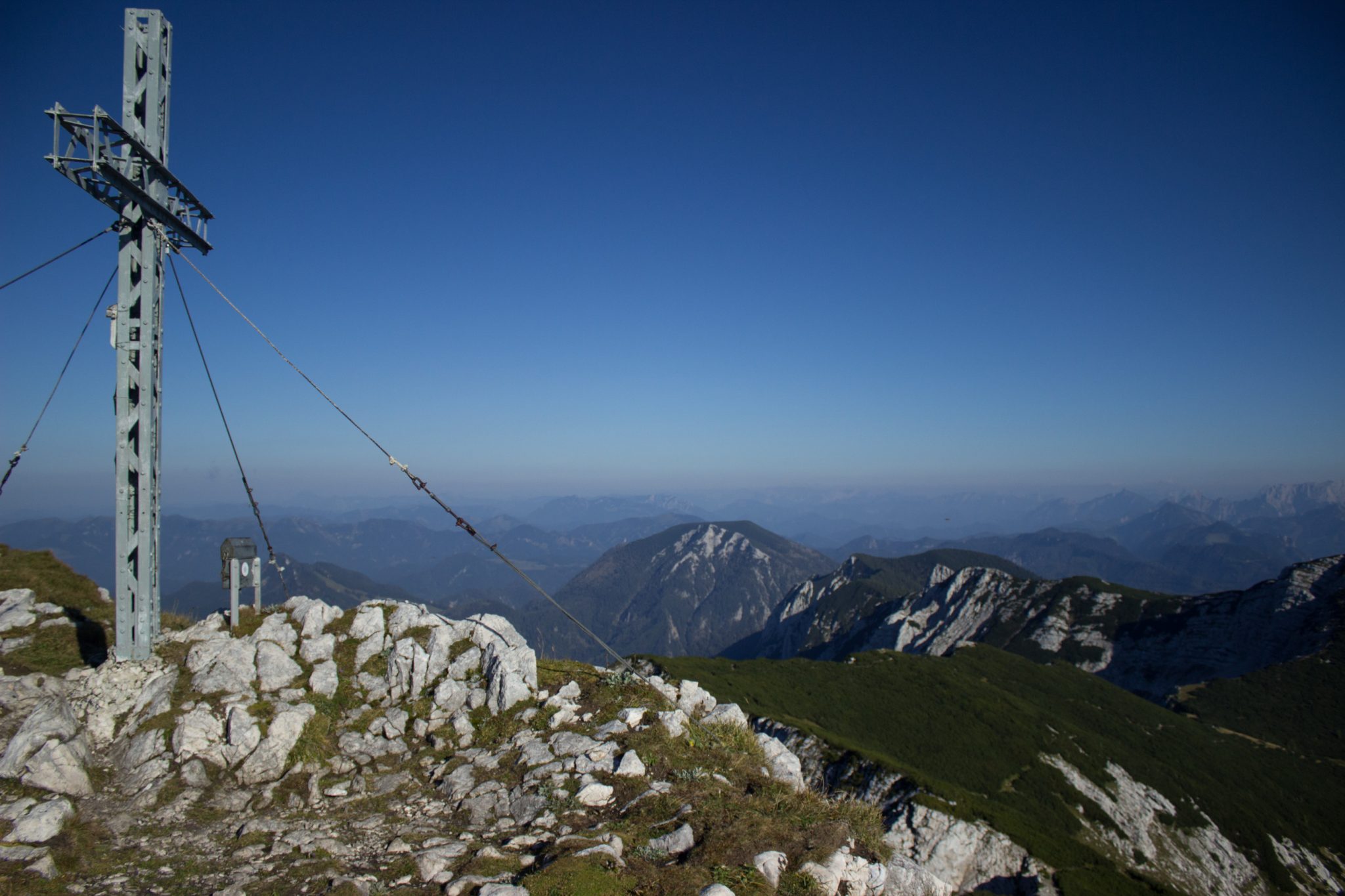 Wanderung Hoher Nock ab Windischgarsten im Nationalpark Kalkalpen in Oberösterreich, auf dem Berggipfel des Hohen Nocks mit Gipfelkreuz angekommen, großes Plateau auf dem Gipfel, tolle weite Aussichten auf die umliegenden Berge der Kalkalpen in Österreich