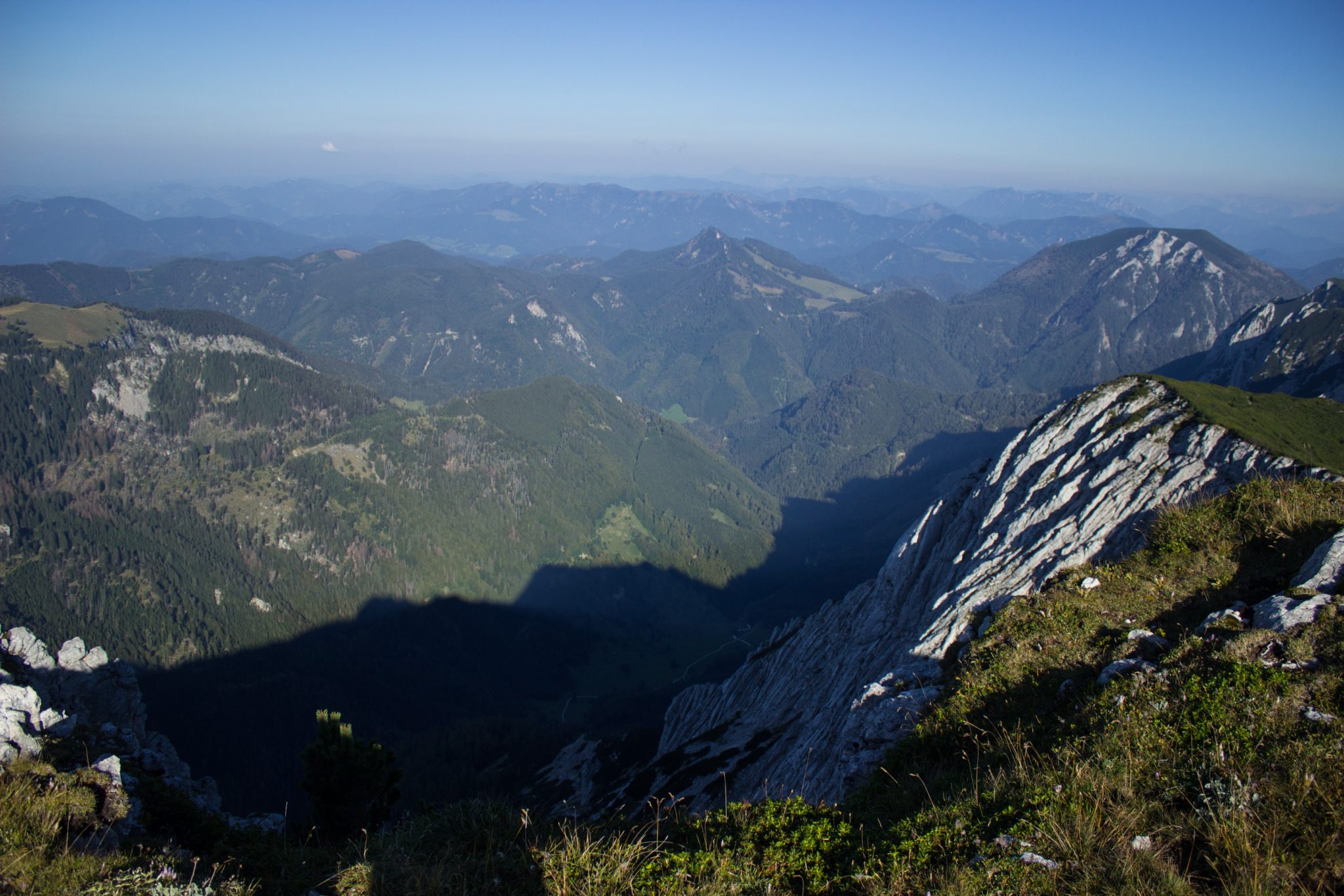 Wanderung Hoher Nock ab Windischgarsten im Nationalpark Kalkalpen in Oberösterreich, auf dem Berggipfel vom Hohen Nock angekommen mit ziemlich großer Gipfelebene, tolle weite Aussichten auf die umliegenden Berge der Kalkalpen in Österreich, sehr beeindruckend