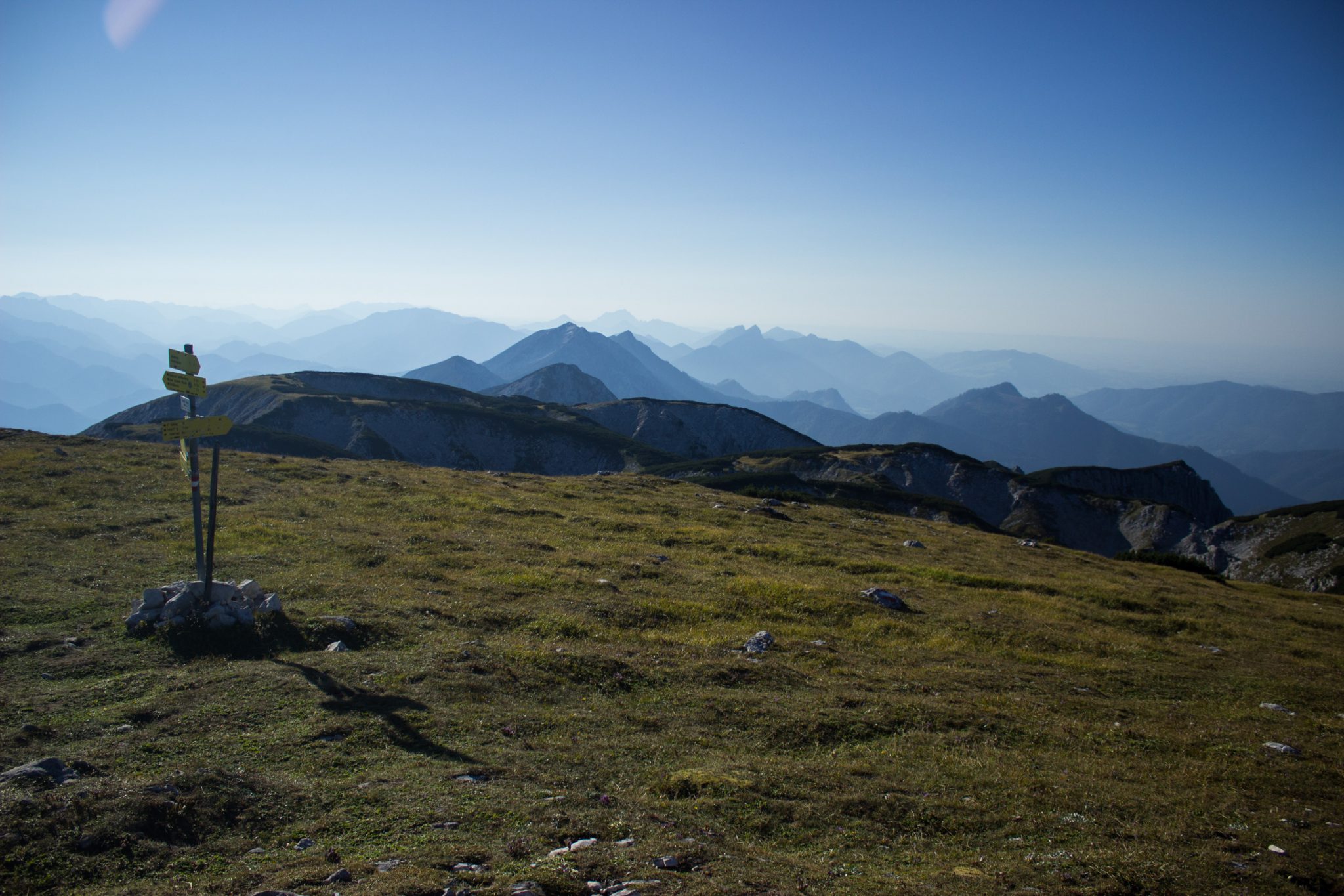 Wanderung Hoher Nock ab Windischgarsten im Nationalpark Kalkalpen in Oberösterreich, auf dem Berggipfel vom Hohen Nock angekommen mit ziemlich großer Gipfelebene, tolle weite Aussichten auf die umliegenden Berge der Kalkalpen in Österreich, Schilder mit weiteren Wanderungen