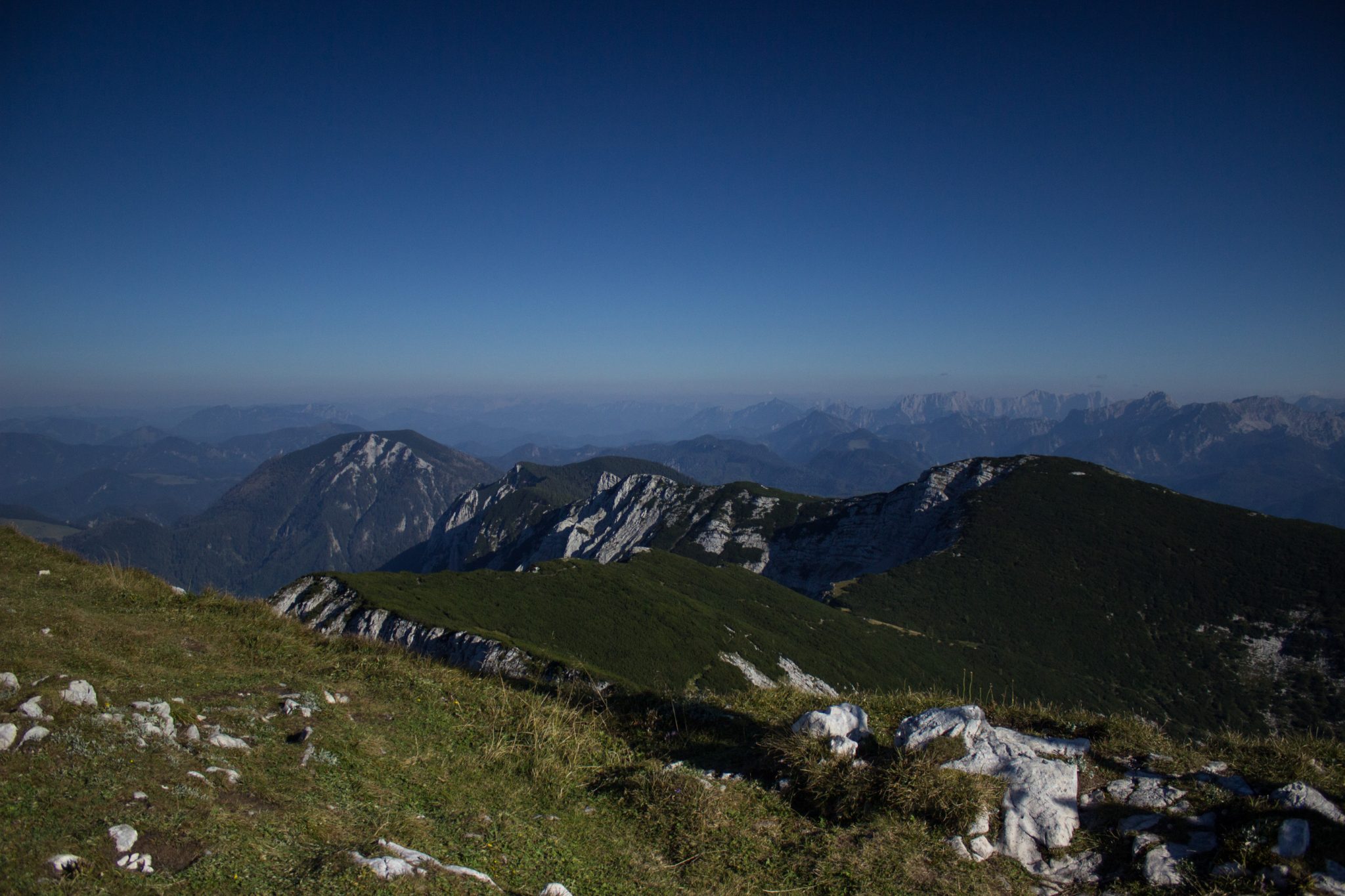 Wanderung Hoher Nock ab Windischgarsten im Nationalpark Kalkalpen in Oberösterreich, auf dem Berggipfel vom Hohen Nock angekommen mit ziemlich großer Gipfelebene, tolle weite Aussichten auf die umliegenden Berge der Kalkalpen in Österreich