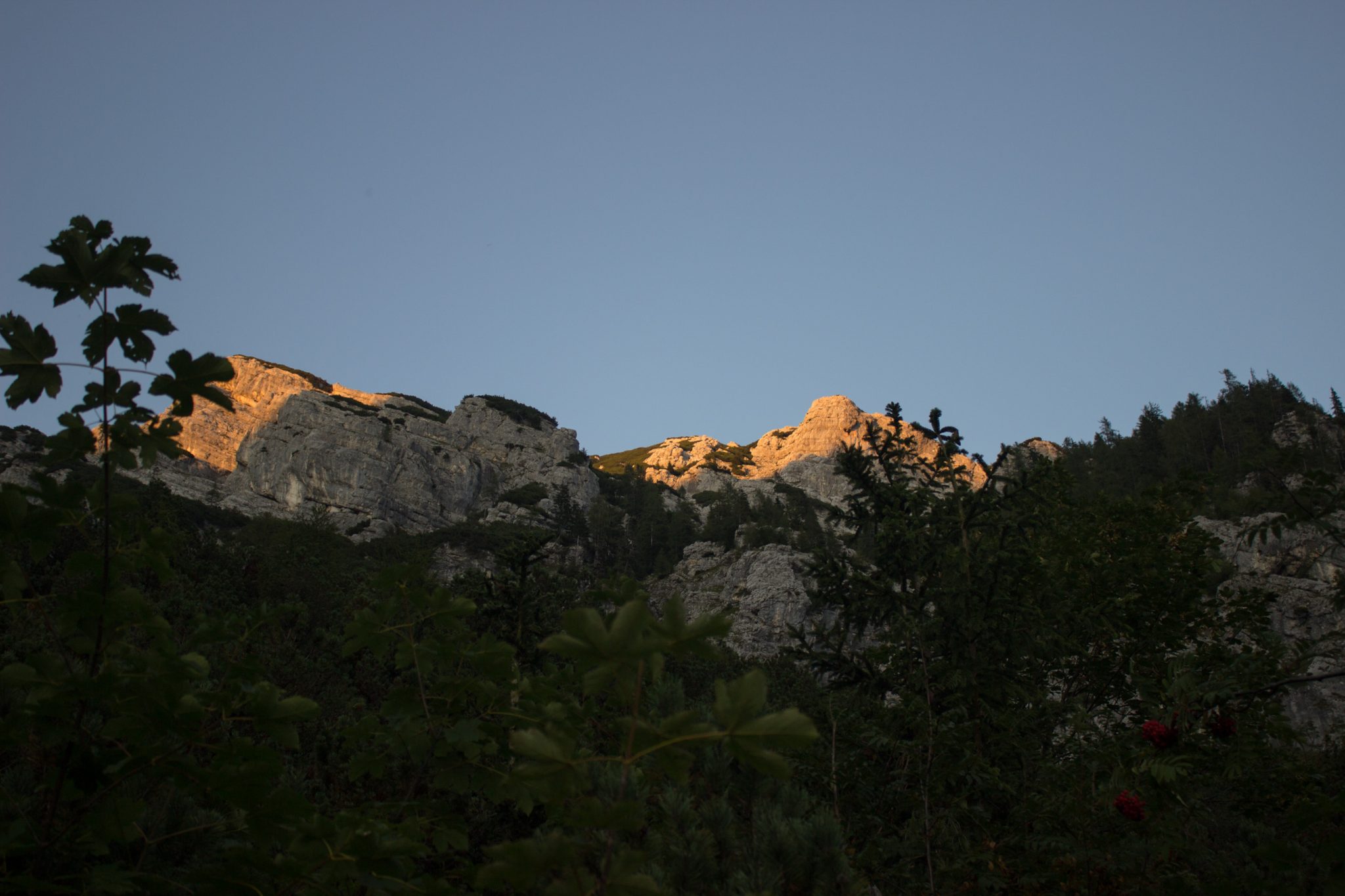 Wanderung Hoher Nock ab Windischgarsten im Nationalpark Kalkalpen in Oberösterreich, nahender Sonnenuntergang taucht die Berge in schönes Licht, auf dem Rückweg vom Berg Hoher Nock in Österreich, weite Aussicht auf umliegende Bergwelt, sehr abwechslungsreiche Wanderung