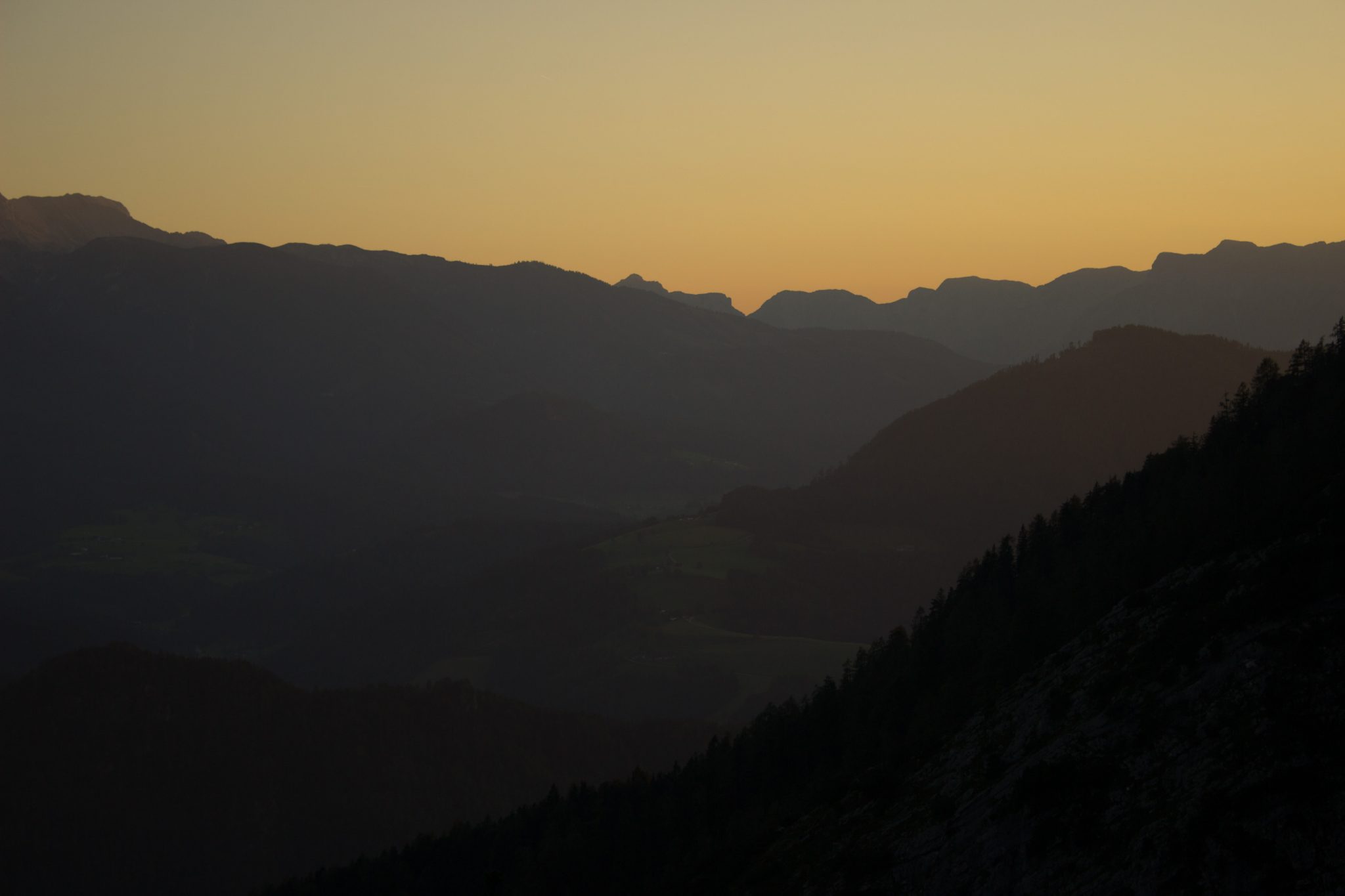 Wanderung Hoher Nock ab Windischgarsten im Nationalpark Kalkalpen in Oberösterreich, nahender Sonnenuntergang taucht die Berge in schönes Licht, auf dem Rückweg vom Berg Hoher Nock in Österreich, weite Aussicht auf umliegende Bergwelt, sehr abwechslungsreiche Wanderung