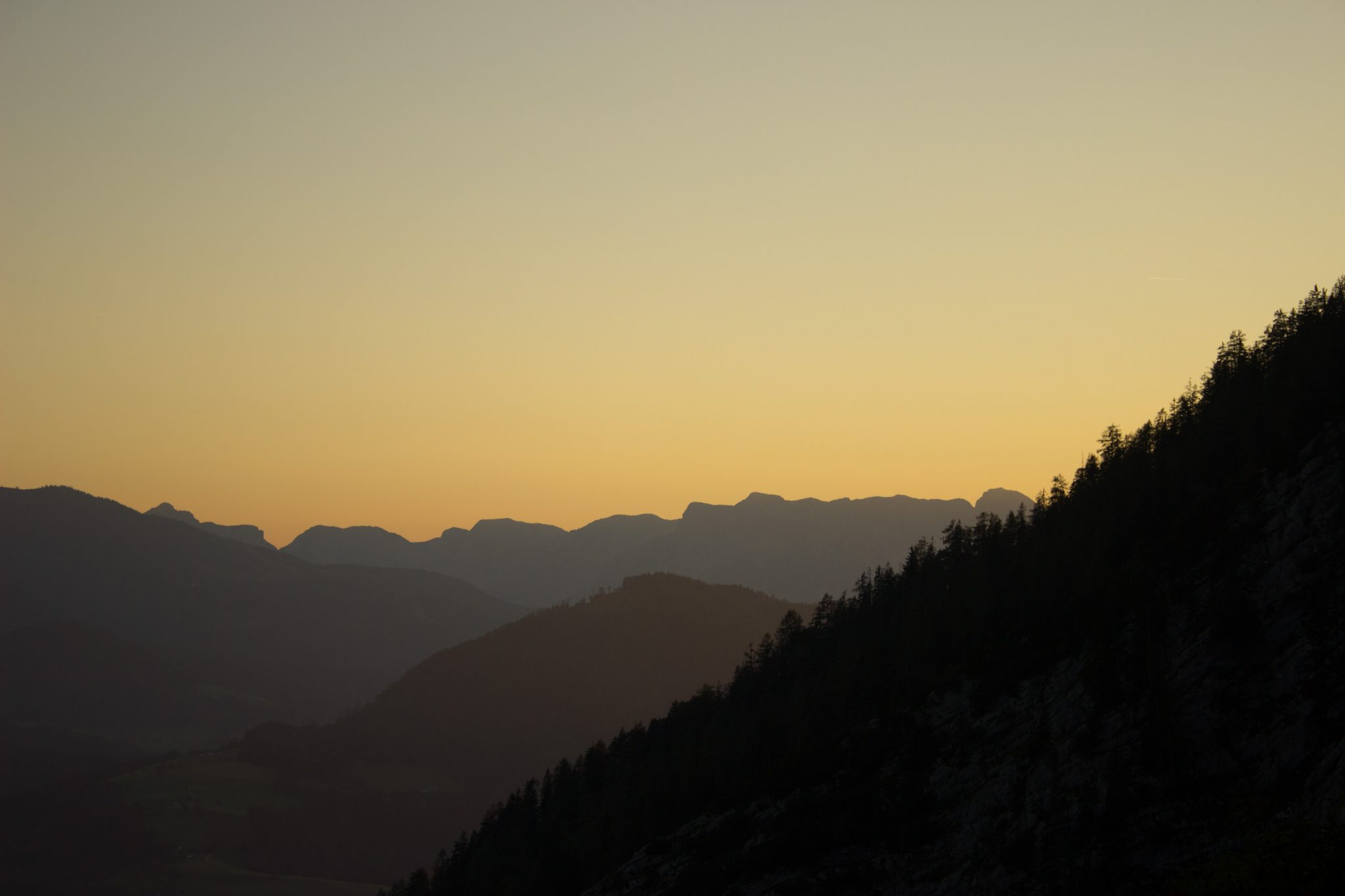 Wanderung Hoher Nock ab Windischgarsten im Nationalpark Kalkalpen in Oberösterreich, nahender Sonnenuntergang taucht die Berge in schönes Licht, auf dem Rückweg vom Berg Hoher Nock in Österreich, weite Aussicht auf umliegende Bergwelt, sehr abwechslungsreiche Wanderung