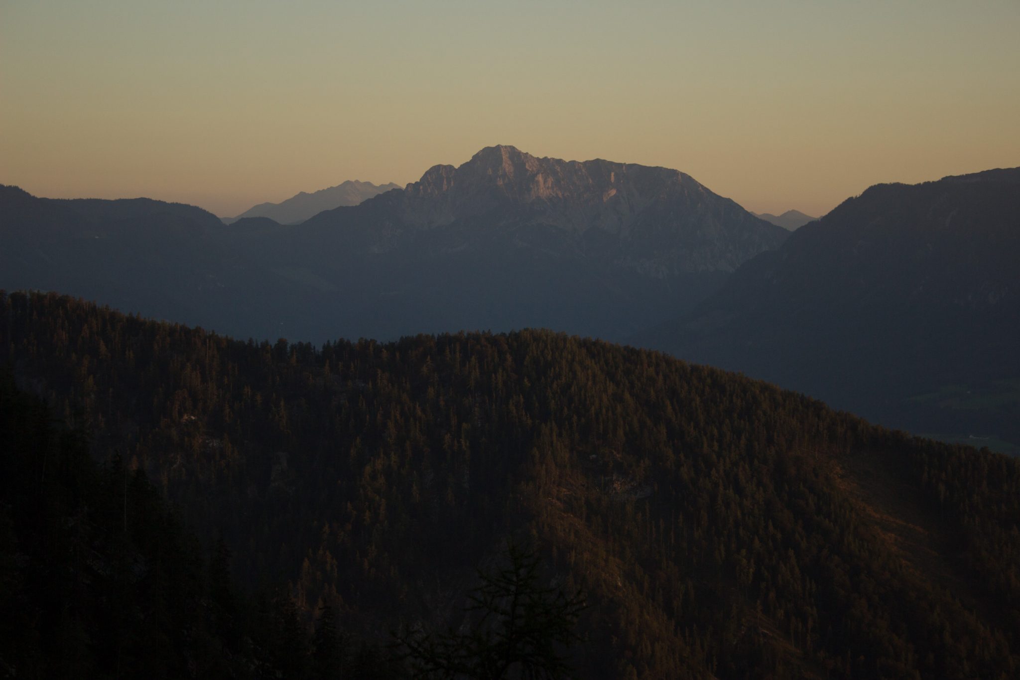 Wanderung Hoher Nock ab Windischgarsten im Nationalpark Kalkalpen in Oberösterreich, nahender Sonnenuntergang taucht die Berge in schönes Licht, auf dem Rückweg vom Berg Hoher Nock in Österreich, weite Aussicht auf umliegende Bergwelt, sehr abwechslungsreiche Wanderung