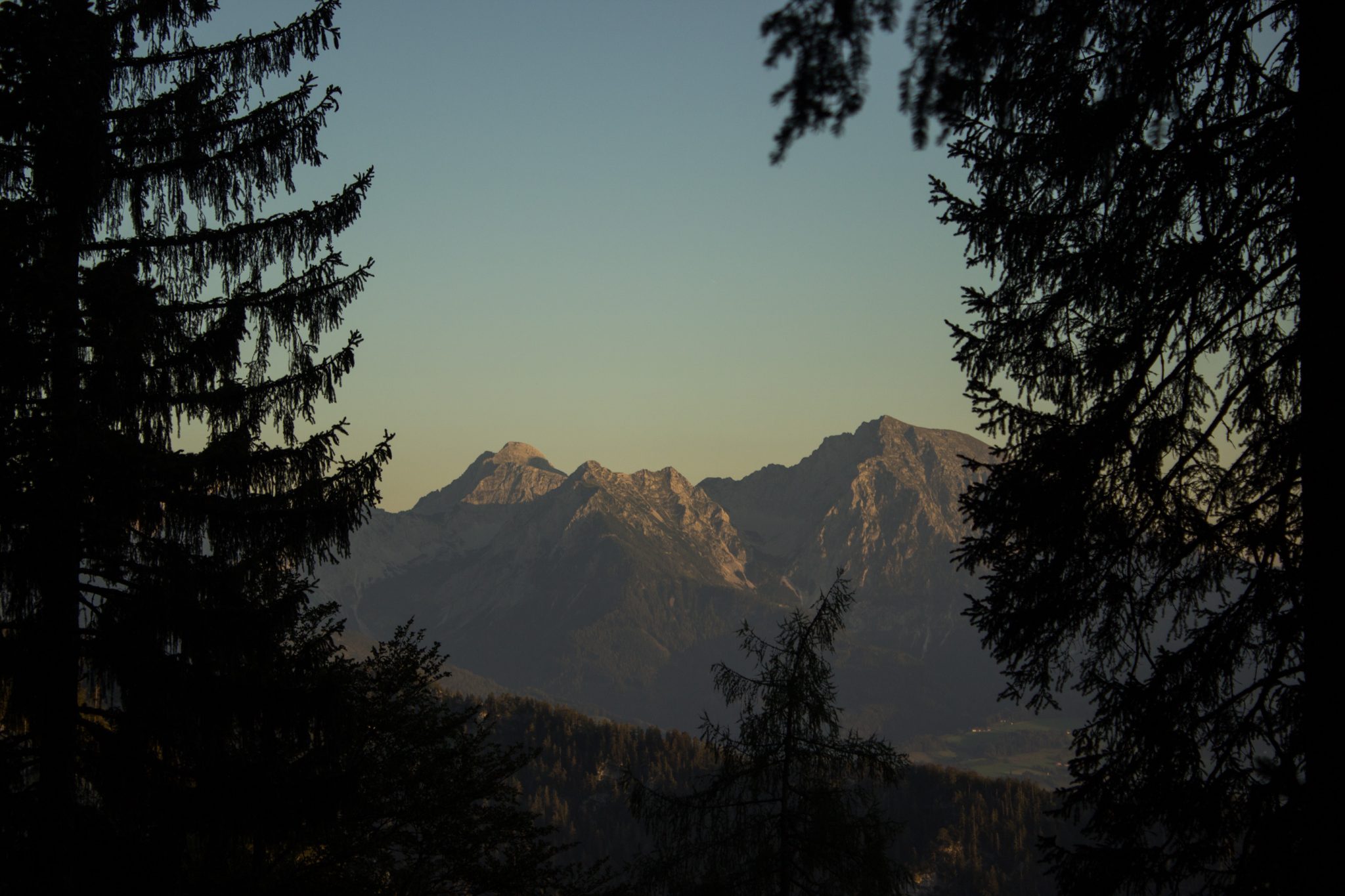 Wanderung Hoher Nock ab Windischgarsten im Nationalpark Kalkalpen in Oberösterreich, nahender Sonnenuntergang taucht die Berge in schönes Licht, auf dem Rückweg vom Berg Hoher Nock in Österreich, weite Aussicht auf umliegende Bergwelt, sehr abwechslungsreiche Wanderung