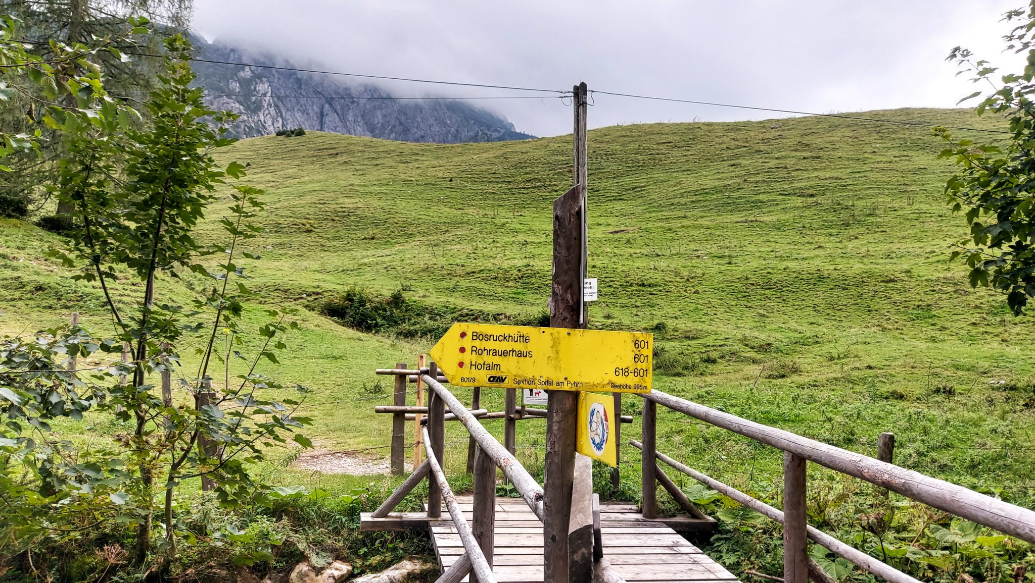 Dr. Vogelgesang-Klamm mit 3 Hütten Wanderung - Bosruckhütte, Rohrauerhaus und Hofalm bei Spital am Pyhrn in Oberösterreich, nach Durchquerung der Klamm führt der schöne Wanderweg mäßig ansteigend durch dichten Wald und über grüne Wiesen, Schild mit Wegweiser zu den Hütten der 3 Hütten Wanderung