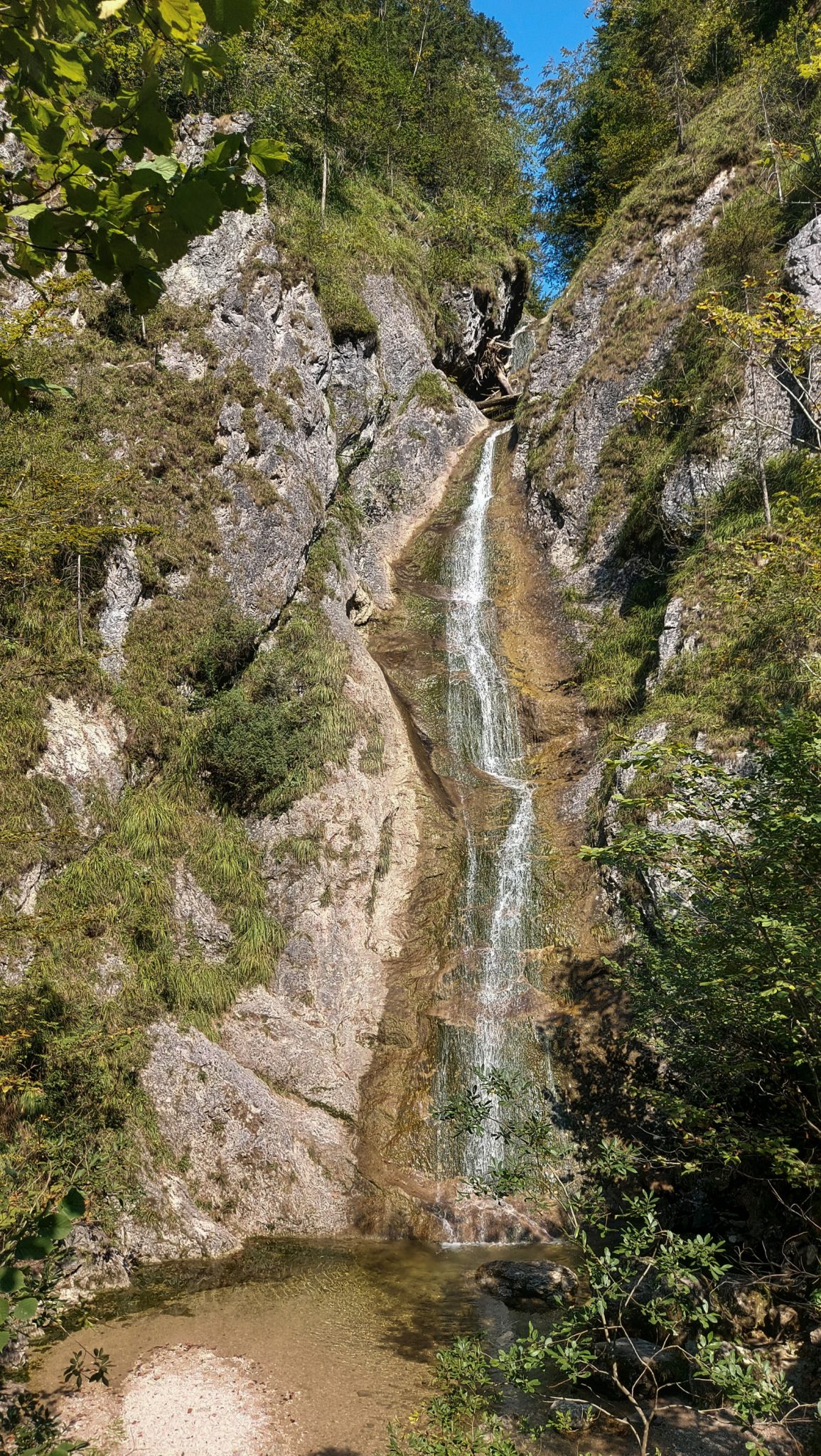 Wandern zur Anlaufalm im Reichraminger Hintergebirge vom Parkplatz Weißwasser durch die Große Schlucht entlang des Baches Weißwasser im Nationalpark Kalkalpen in Oberösterreich, Ausblick auf kleinen Wasserfall