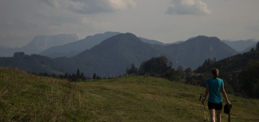 Wandern zur Anlaufalm im Reichraminger Hintergebirge vom Parkplatz Weißwasser durch die Große Schlucht entlang des Baches Weißwasser im Nationalpark Kalkalpen in Oberösterreich, Wanderer unterwegs auf weiter Ebene bei der Anlaufalm, weite Ausblicke auf die schöne Bergwelt in alle Himmelsrichtungen