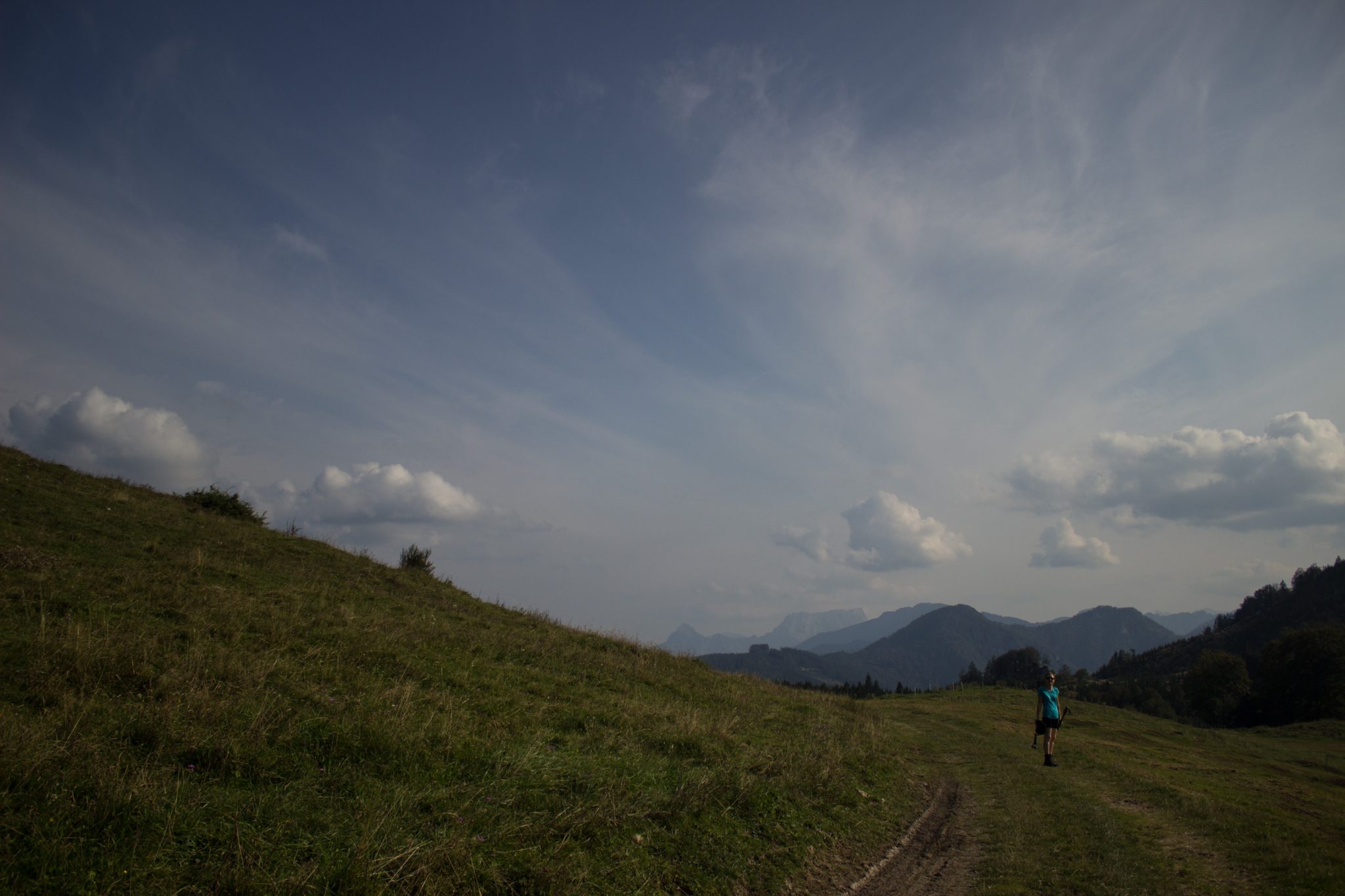 Wandern zur Anlaufalm im Reichraminger Hintergebirge vom Parkplatz Weißwasser durch die Große Schlucht entlang des Baches Weißwasser im Nationalpark Kalkalpen in Oberösterreich, Wanderer unterwegs auf weiter Ebene bei der Anlaufalm, weite Ausblicke auf die schöne Bergwelt in alle Himmelsrichtungen
