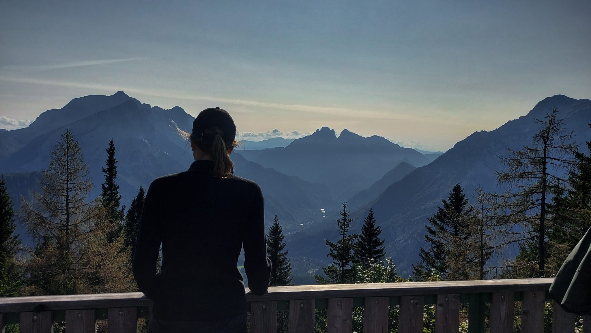 Wandern zur Ennstaler Hütte im Nationalpark Gesäuse im Bundesland Steiermark in Österreich, Wanderweg in den Ennstaler Alpen ab Parkplatz Gstatterboden, Blick bei der Ennstaler Hütte auf dichten Wald und die imposanten Berge im Gesäuse, sehr beeindruckende Aussicht auf mehrere Gebirgszüge hintereinander, warmer Tag im Spätsommer