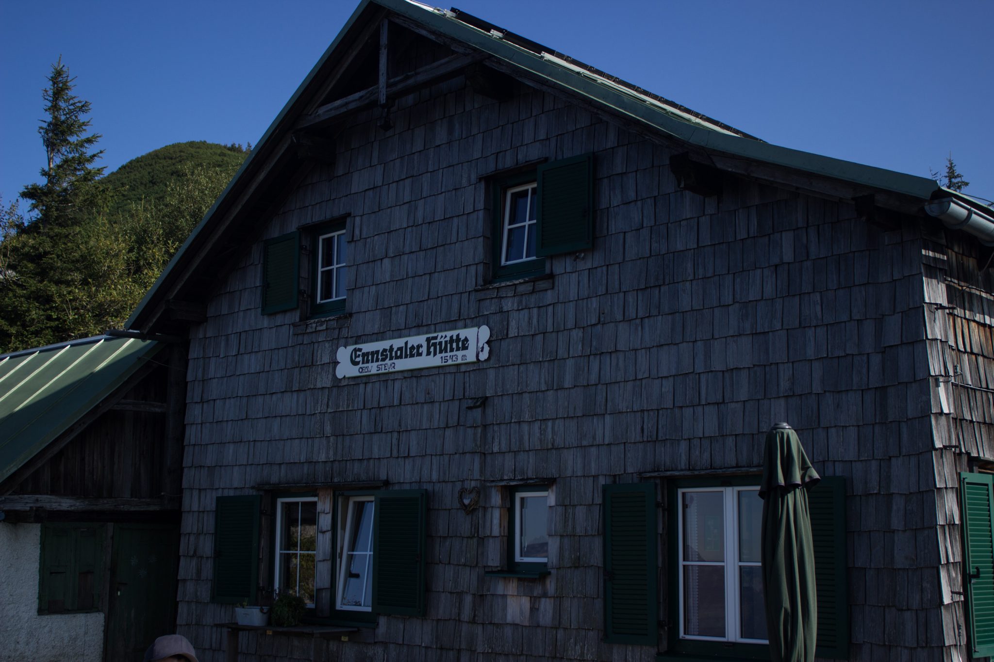 Wandern zur Ennstaler Hütte im Nationalpark Gesäuse im Bundesland Steiermark in Österreich, Wanderweg in den Ennstaler Alpen ab Parkplatz Gstatterboden, Blick auf die Ennstaler Hütte auf 1.543 Höhenmetern, warmer Tag im Spätsommer