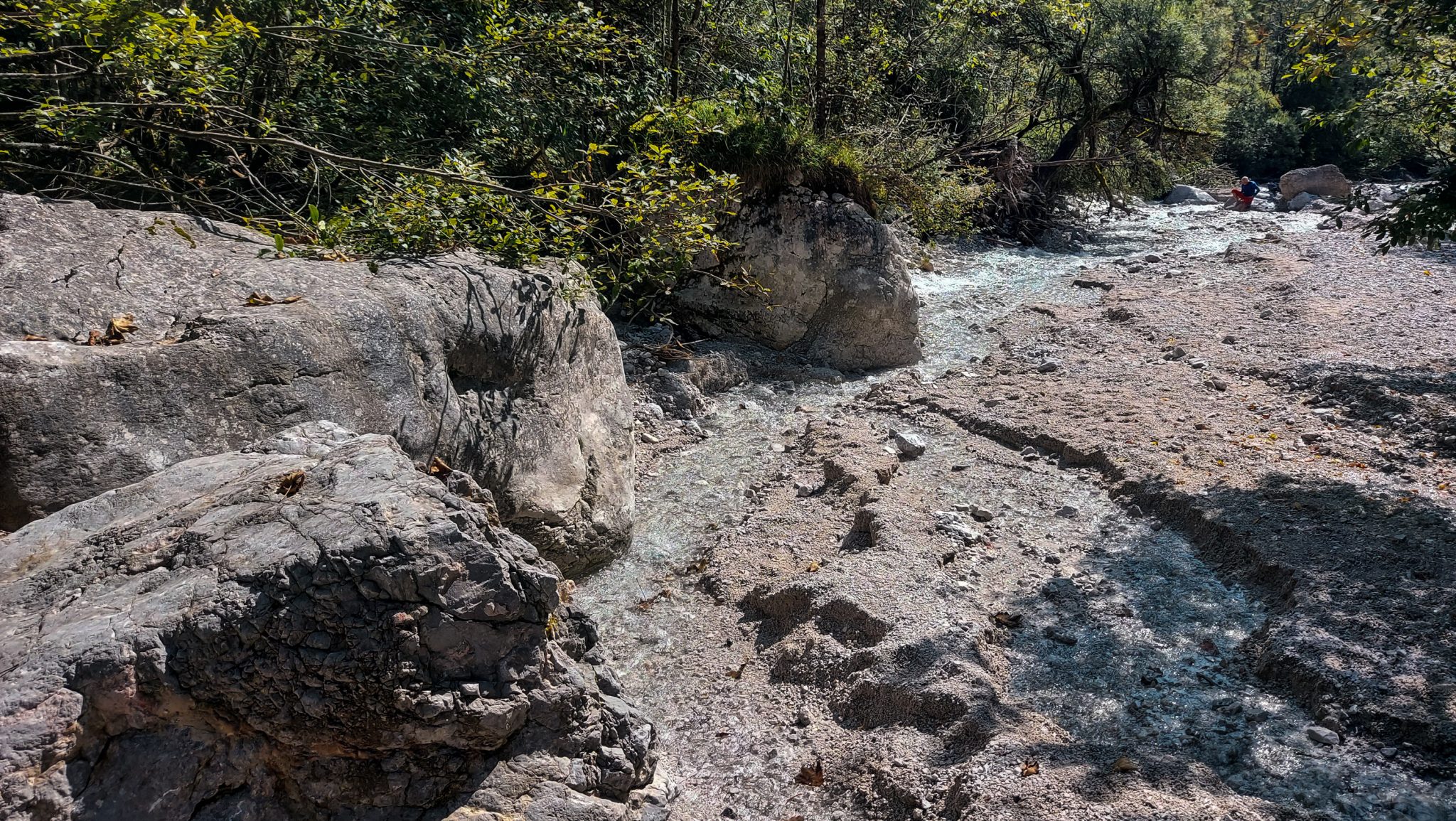 Wandern zur Ennstaler Hütte im Nationalpark Gesäuse im Bundesland Steiermark in Österreich, Wanderweg in den Ennstaler Alpen ab Parkplatz Gstatterboden, Blick auf den Wanderweg zur Ennstaler Hütte, zu Beginn der Wanderung muss man ein breites Flussbett mit großen Felsen überqueren, im Spätsommer beinahe ausgetrocknet