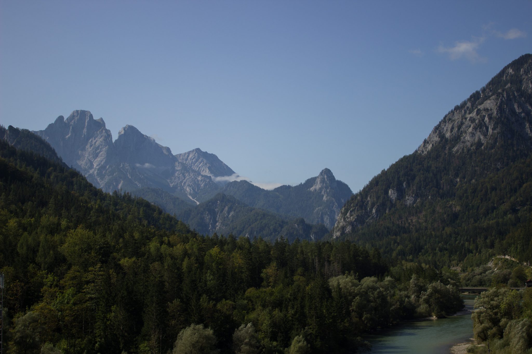 Wandern zur Ennstaler Hütte im Nationalpark Gesäuse im Bundesland Steiermark in Österreich, Wanderweg in den Ennstaler Alpen ab Parkplatz Gstatterboden, Blick auf Fluss, umgeben von dichtem Wald und den Bergen im Gesäuse