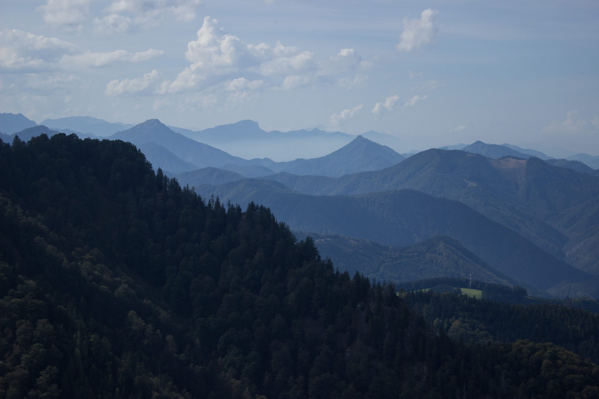 Wanderung zur Ennser Hütte und auf den Almkogel vom Parkplatz Bamacher bei  Großraming in Oberösterreich, Nationalpark-Region Ennstal, Wanderweg bietet grandiose und weite Aussichten auf die Oberösterreichischen Voralpen, von dichten Wäldern bewachsene Berghänge