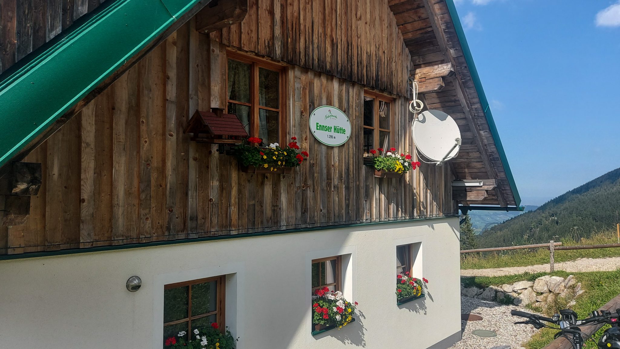 Wanderung zur Ennser Hütte und auf den Almkogel vom Parkplatz Bamacher bei  Großraming in Oberösterreich, Nationalpark-Region Ennstal, Blick auf die Ennser Hütte, erstes Ziel der Wanderung erreicht, bei der Hütte gibt es grandiose Aussicht auf die Bergwelt der Oberösterreichischen Voralpen
