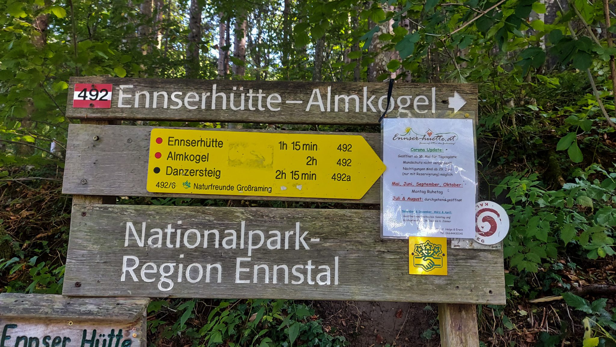 Wanderung zur Ennser Hütte und auf den Almkogel vom Parkplatz Bamacher bei  Großraming in Oberösterreich, Nationalpark-Region Ennstal, Beschilderung der Wanderziele mit Angabe der jeweiligen Dauer