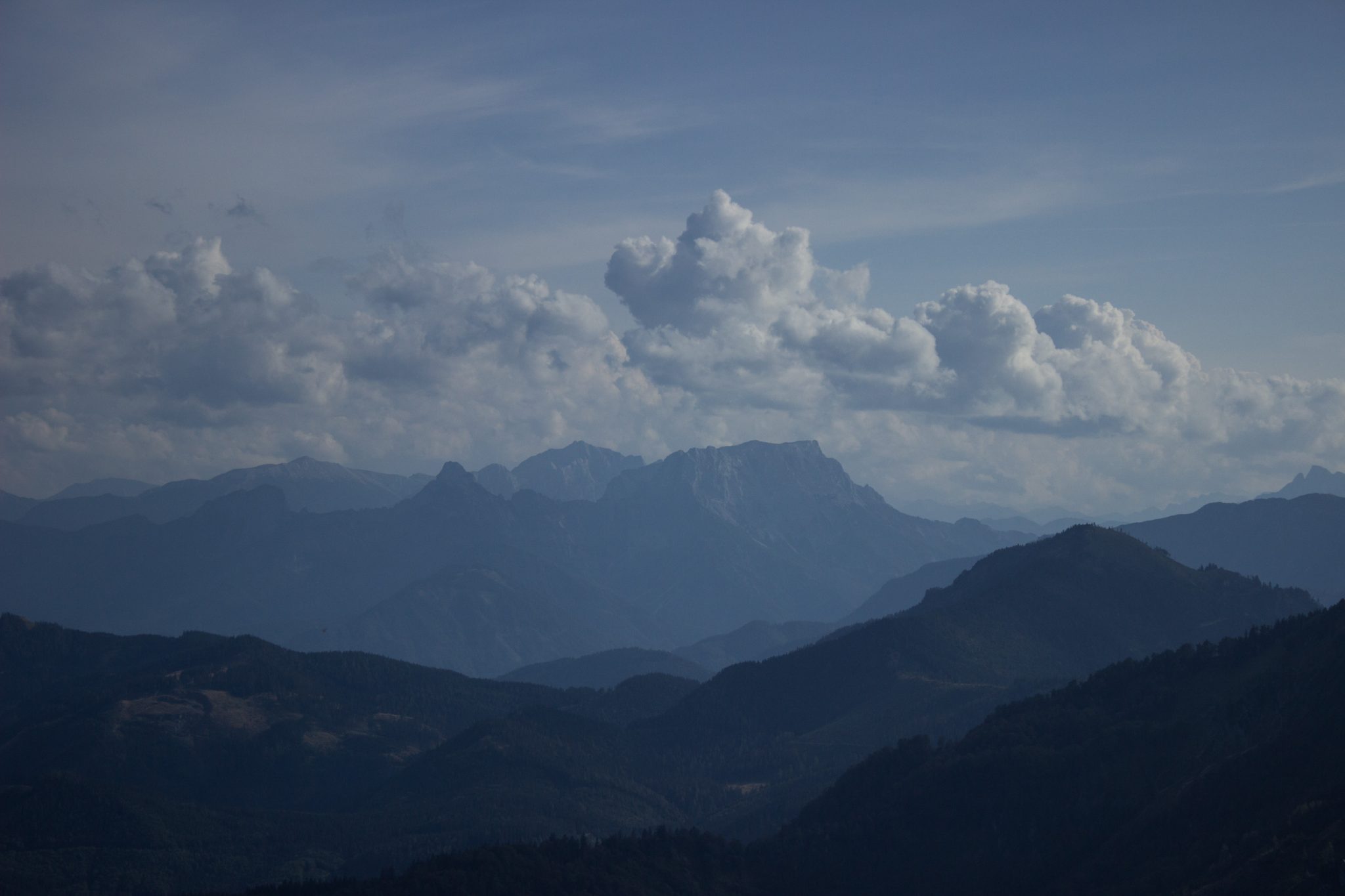Wanderung zur Ennser Hütte und auf den Almkogel vom Parkplatz Bamacher bei  Großraming in Oberösterreich, Nationalpark-Region Ennstal, beim Almkogel gibt es eine weite und grandiose Aussicht auf die umliegende Bergwelt der Oberösterreichischen Voralpen, herrlicher Wandertag im Sommer