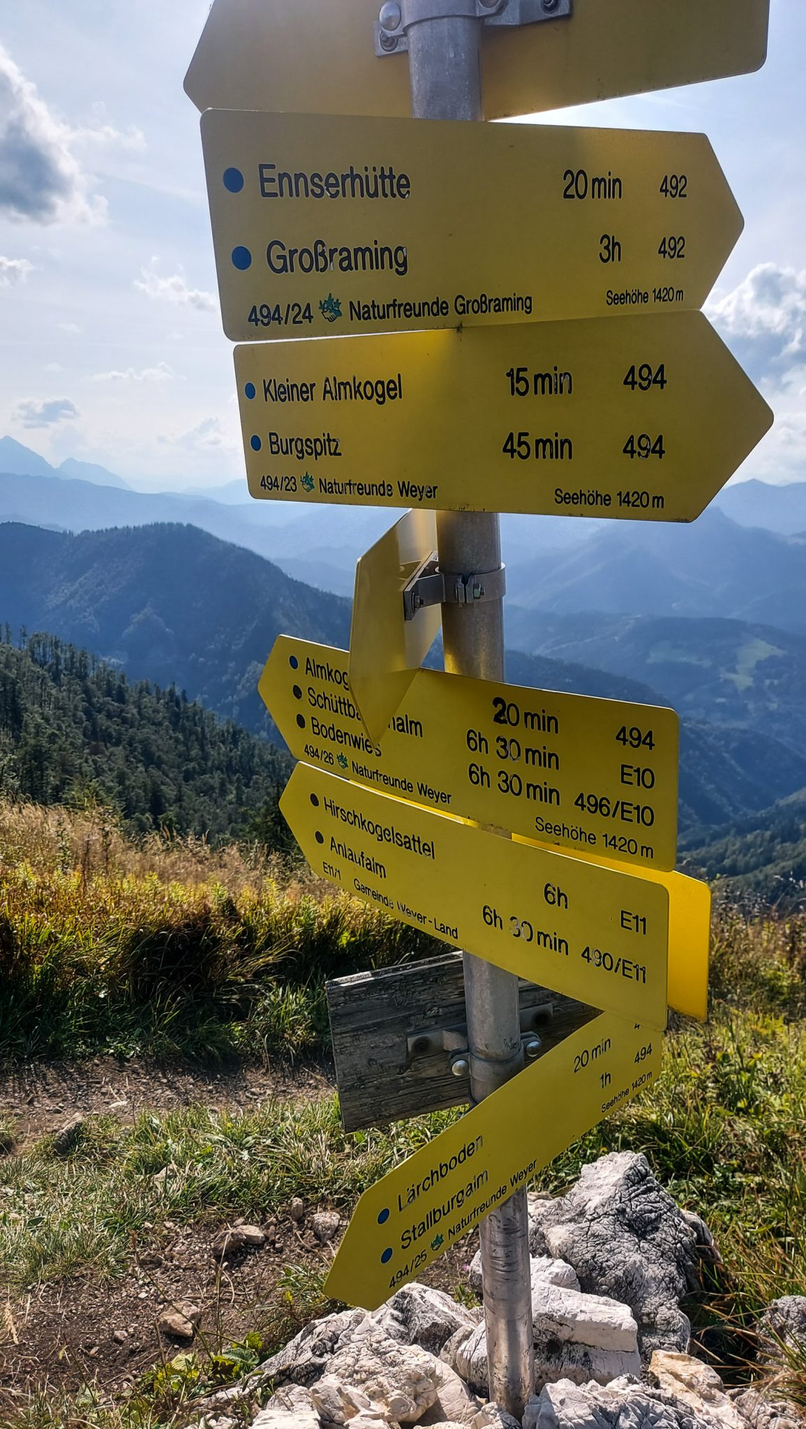 Wanderung zur Ennser Hütte und auf den Almkogel vom Parkplatz Bamacher bei  Großraming in Oberösterreich, Nationalpark-Region Ennstal, kurz vor Erreichen des Almkogels unzählige Wanderschilder mit vielen Wanderzielen