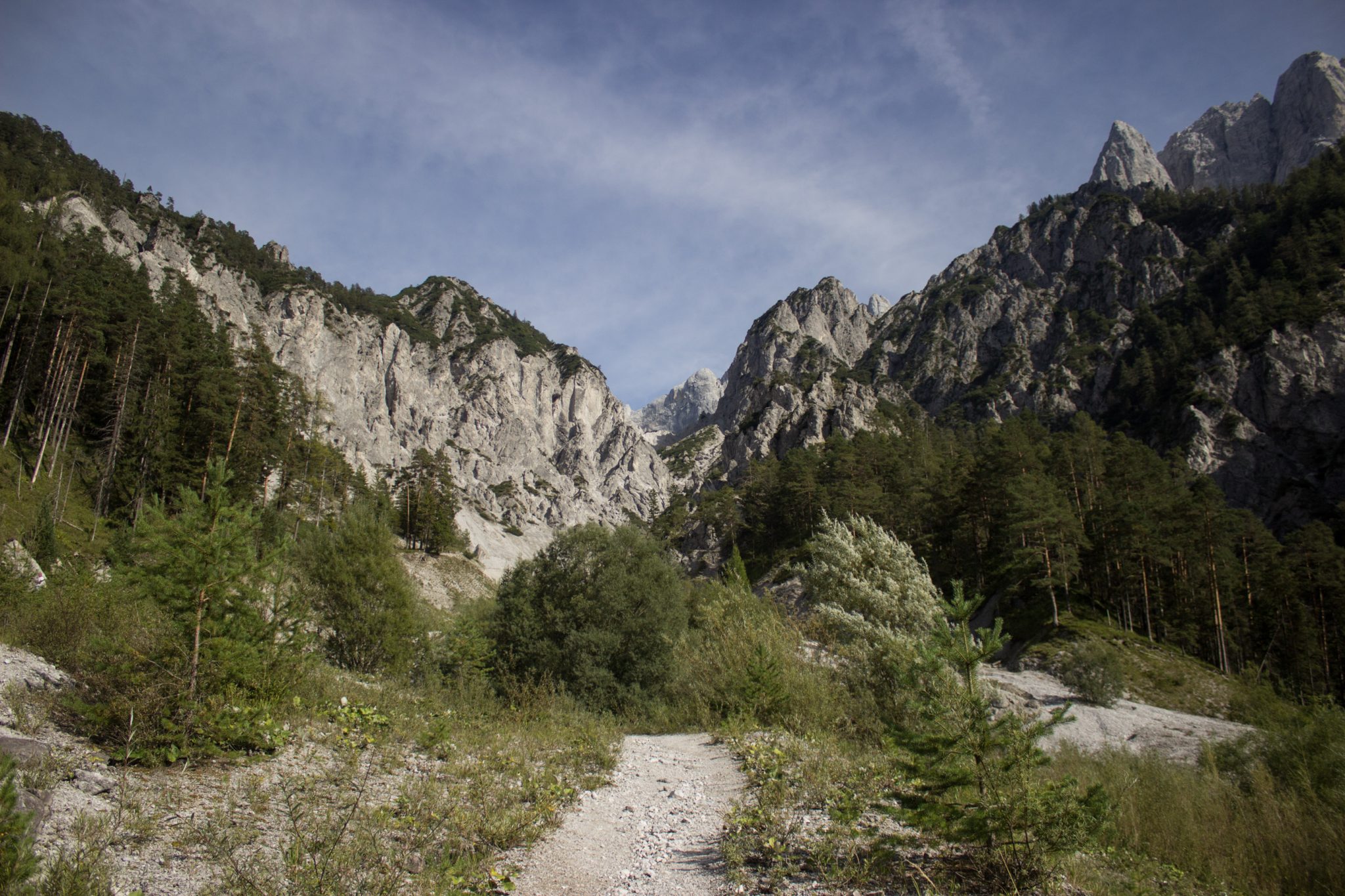 Wanderung zur Haindlkarhütte und Gsengscharte im Nationalpark Gesäuse im Bundesland Steiermark in Österreich, Wanderweg in den Ennstaler Alpen ab Parkplatz Haindlkarhütte vom Gstatterboden, Blick auf die beeindruckende Bergwelt im Gesäuse, nach dem Abstieg von der Gsengscharte ebnet sich der Weg zunehmend mit Erreichen des Tals, Berge türmen sich vor einem auf