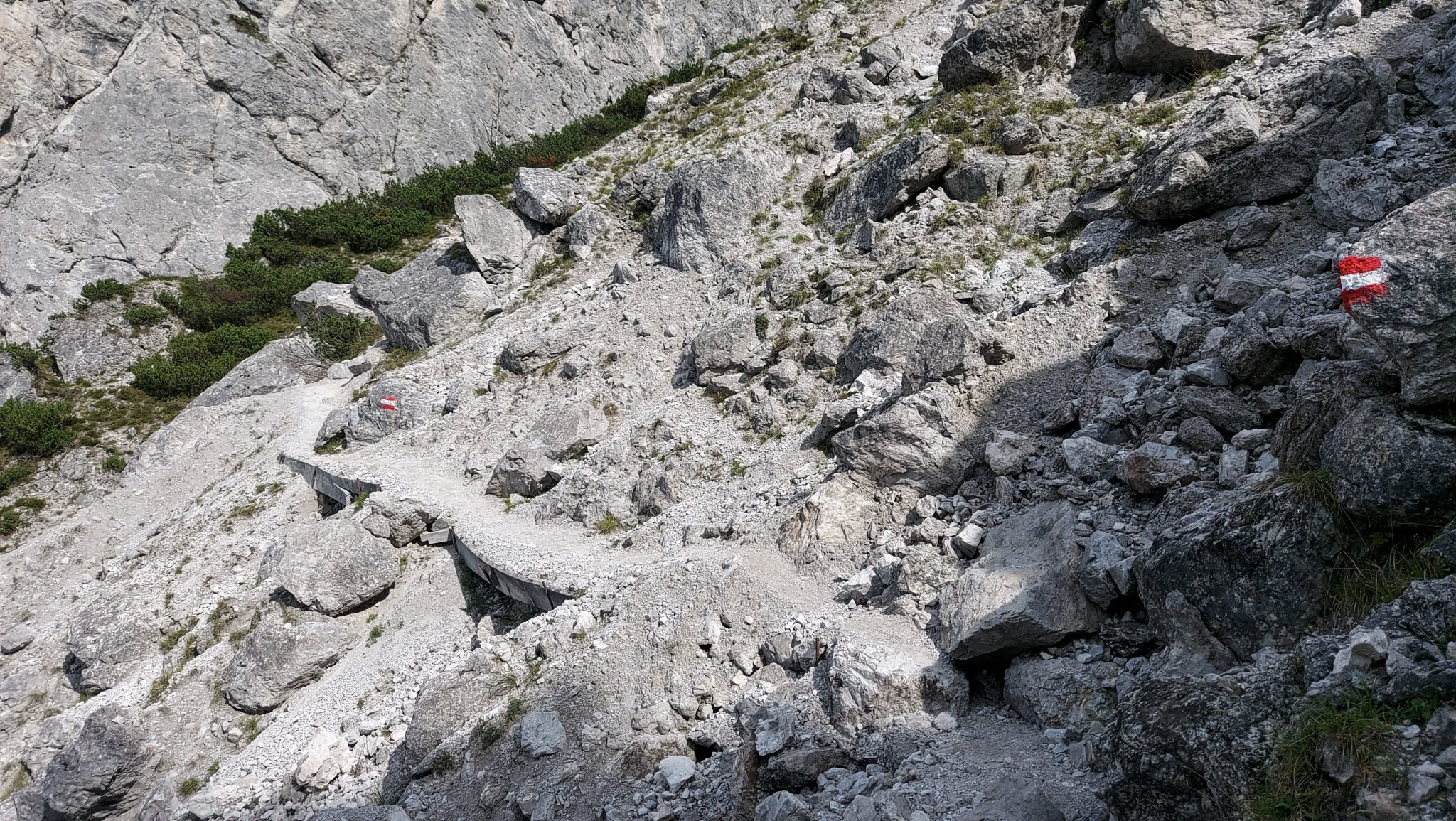Wanderung zur Haindlkarhütte und Gsengscharte im Nationalpark Gesäuse im Bundesland Steiermark in Österreich, Wanderweg in den Ennstaler Alpen ab Parkplatz Haindlkarhütte vom Gstatterboden, Blick auf den Wanderweg während des Abstiegs  von der Gsengscharte, teilweise sehr steiler Pfad während des Abstiegs in das Tal, Wegmarkierung an einem Stein