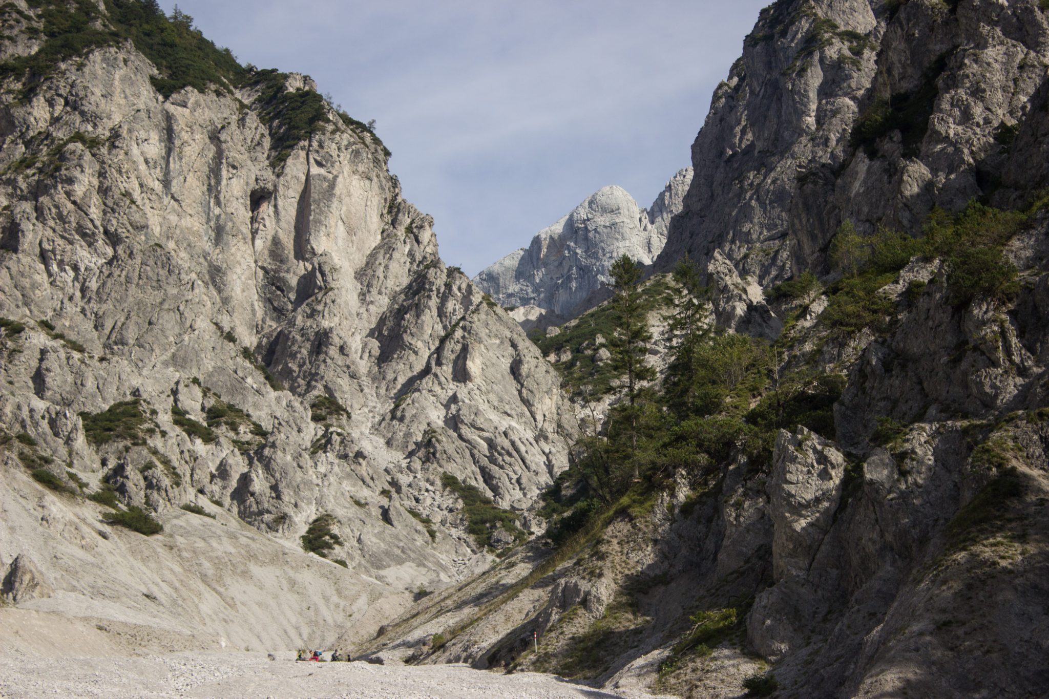 Wanderung zur Haindlkarhütte und Gsengscharte im Nationalpark Gesäuse im Bundesland Steiermark in Österreich, Wanderweg in den Ennstaler Alpen ab Parkplatz Haindlkarhütte vom Gstatterboden, Blick auf die beeindruckende Bergwelt im Gesäuse, nach Erreichen der Gsengscharte geht es zum Teil sehr steil runter während des Abstiegs ins Tal, steil aufragende Berge türmen sich vor einem auf