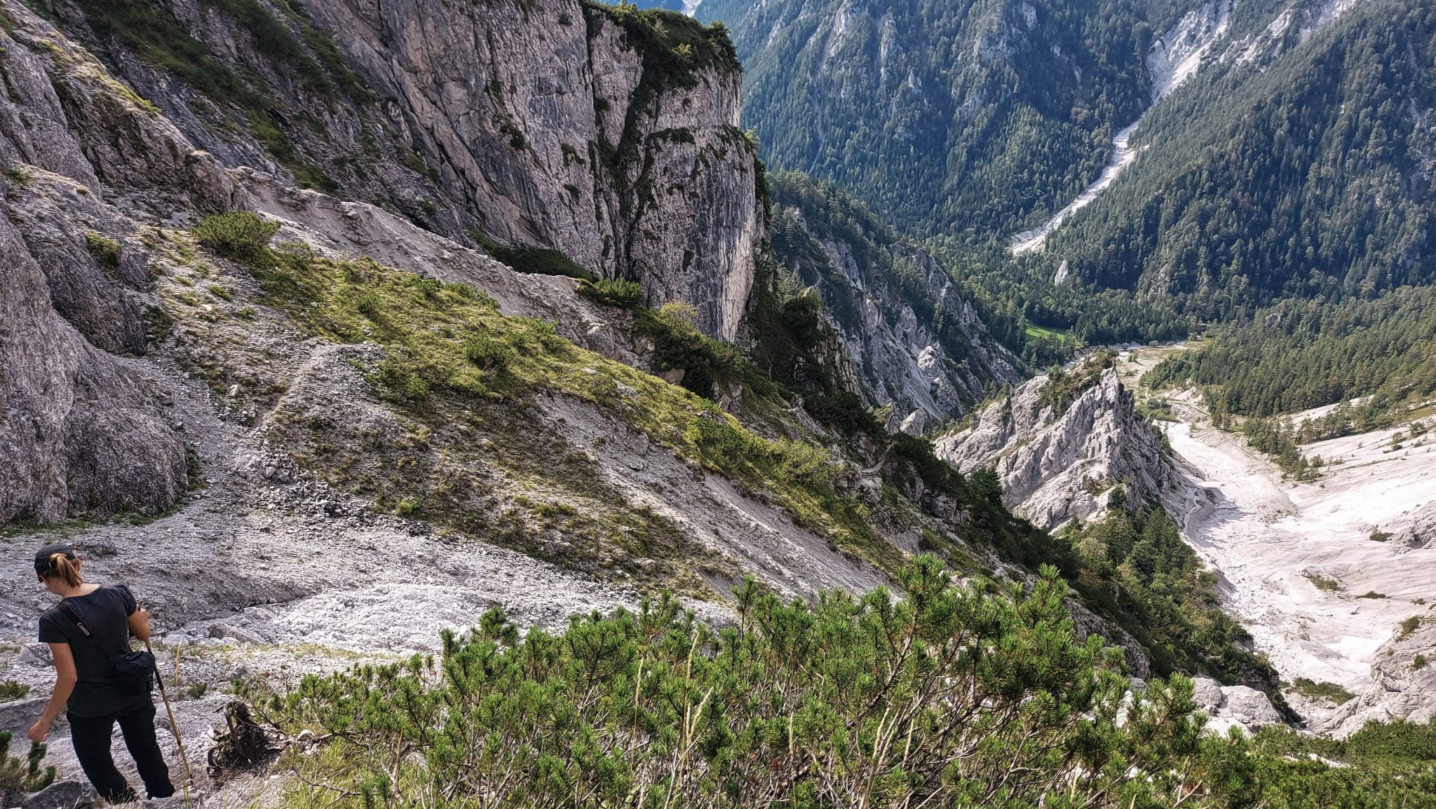 Wanderung zur Haindlkarhütte und Gsengscharte im Nationalpark Gesäuse im Bundesland Steiermark in Österreich, Wanderweg in den Ennstaler Alpen ab Parkplatz Haindlkarhütte vom Gstatterboden, Blick auf die beeindruckende Bergwelt im Gesäuse, nach Erreichen der Gsengscharte geht es zum Teil sehr steil runter, Wanderer während des Abstiegs von der Gsengscharte, Aussicht bis ins tief unter einem liegende Tal