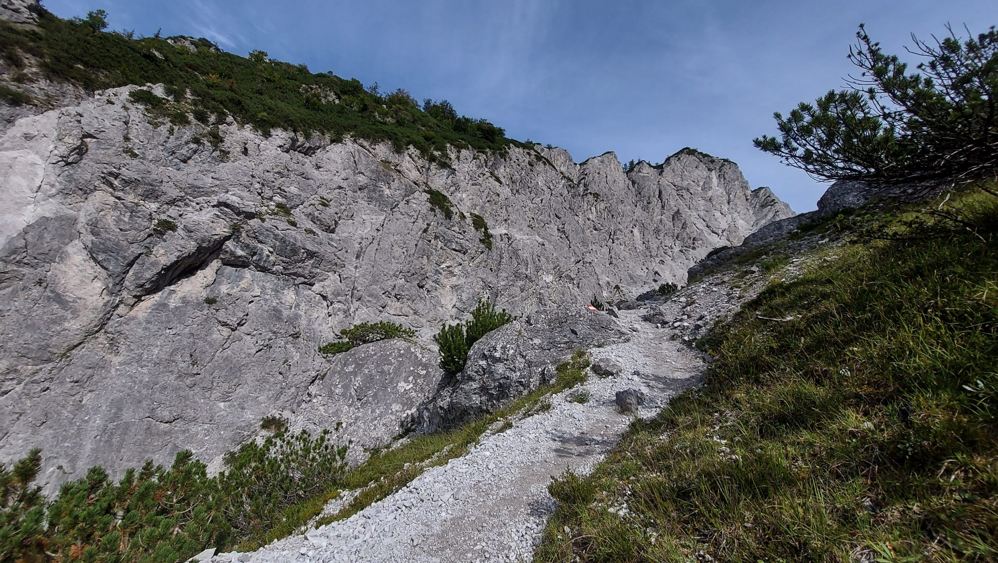 Wanderung zur Haindlkarhütte und Gsengscharte im Nationalpark Gesäuse im Bundesland Steiermark in Österreich, Wanderweg in den Ennstaler Alpen ab Parkplatz Haindlkarhütte vom Gstatterboden, Blick auf die beeindruckende Bergwelt im Gesäuse, nach Erreichen der Gsengscharte geht es zum Teil sehr steil runter während des Abstiegs in das Tal, Berge türmen sich vor einem auf