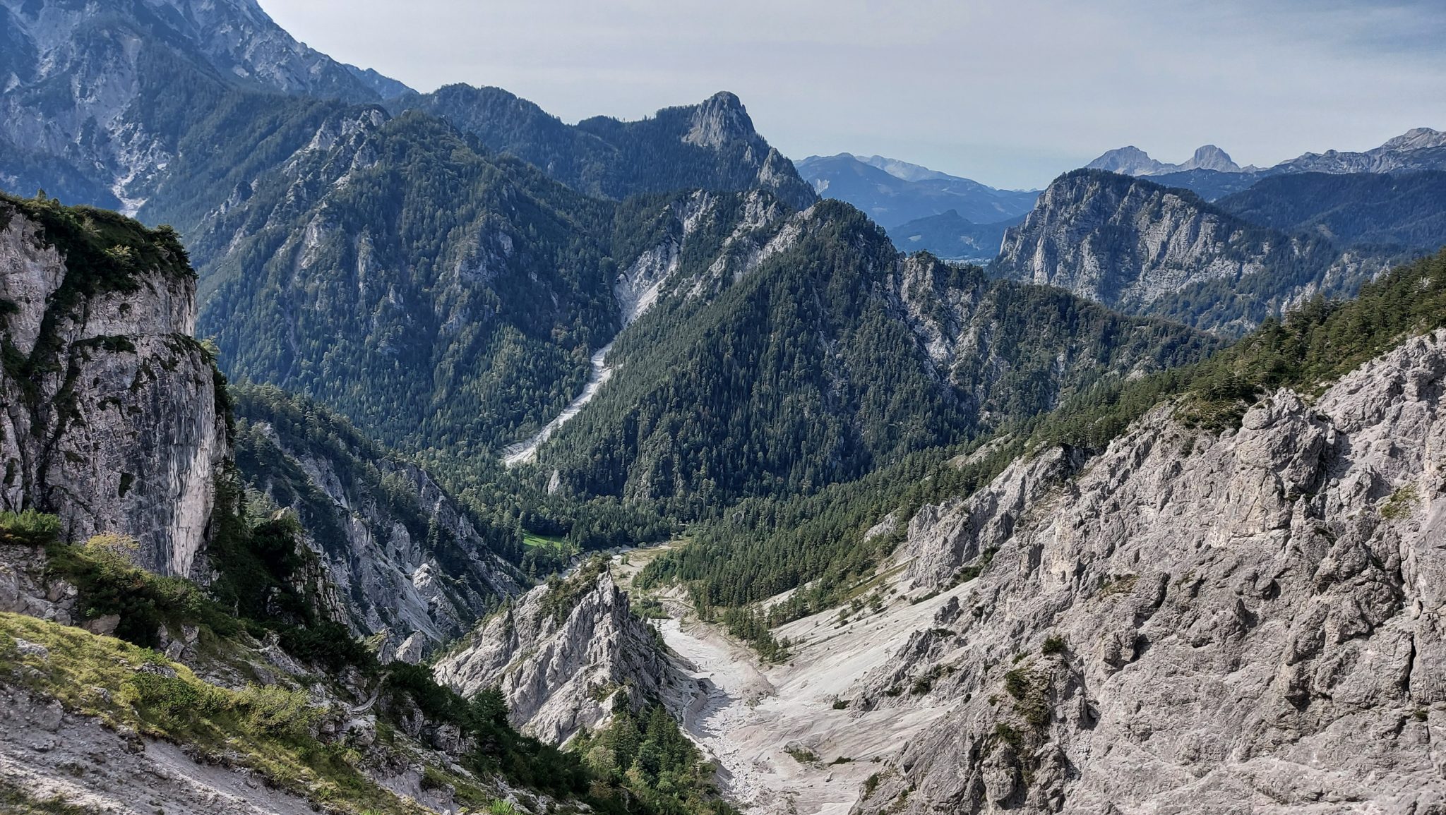 Wanderung zur Haindlkarhütte und Gsengscharte im Nationalpark Gesäuse im Bundesland Steiermark in Österreich, Wanderweg in den Ennstaler Alpen ab Parkplatz Haindlkarhütte vom Gstatterboden, Blick auf die beeindruckende Bergwelt im Gesäuse, nach Erreichen der Gsengscharte geht es zum Teil sehr steil runter während des Abstiegs von der Gsengscharte, Berge türmen sich vor einem auf