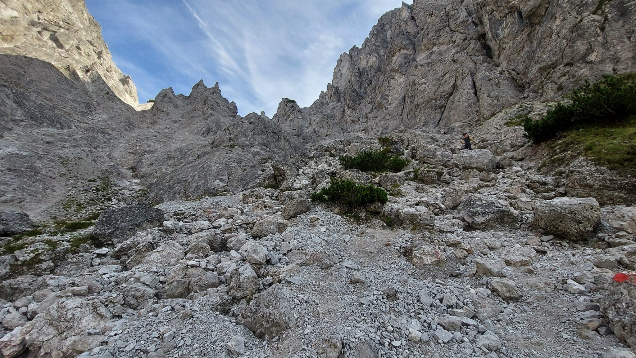Wanderung zur Haindlkarhütte und Gsengscharte im Nationalpark Gesäuse im Bundesland Steiermark in Österreich, Wanderweg in den Ennstaler Alpen ab Parkplatz Haindlkarhütte vom Gstatterboden, Blick auf die beeindruckende Bergwelt im Gesäuse, nach Erreichen der Gsengscharte geht es zum Teil sehr steil runter während des Abstiegs von der Gsengscharte, Berge türmen sich vor einem auf