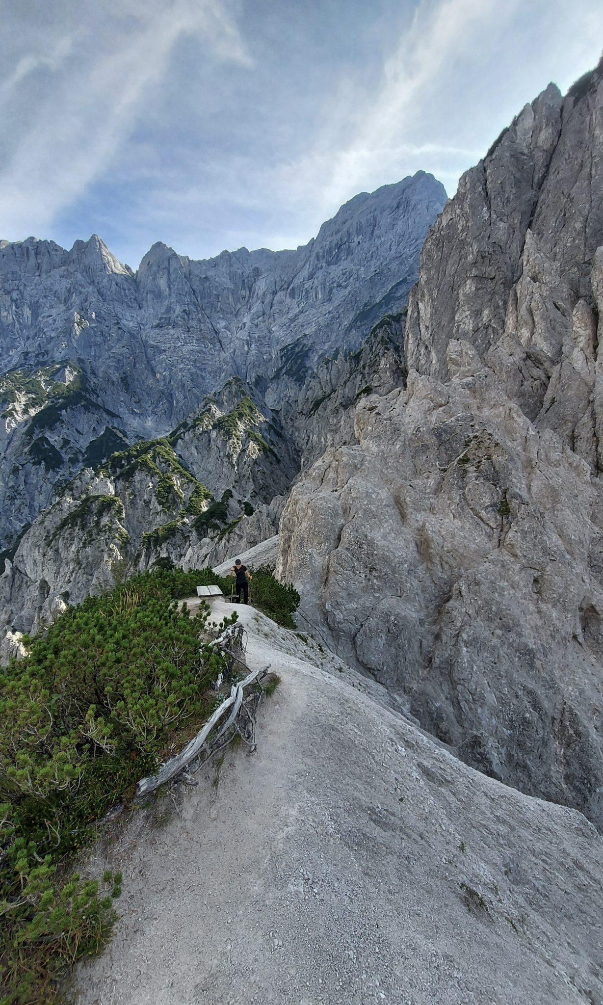 Wanderung zur Haindlkarhütte und Gsengscharte im Nationalpark Gesäuse im Bundesland Steiermark in Österreich, Wanderweg in den Ennstaler Alpen ab Parkplatz Haindlkarhütte vom Gstatterboden, Blick auf die beeindruckende Bergwelt im Gesäuse nach Erreichen der Gsengscharte geht es zum Teil sehr steil runter, Wanderer während des Abstiegs von der Gsengscharte, Berge türmen sich vor einem auf
