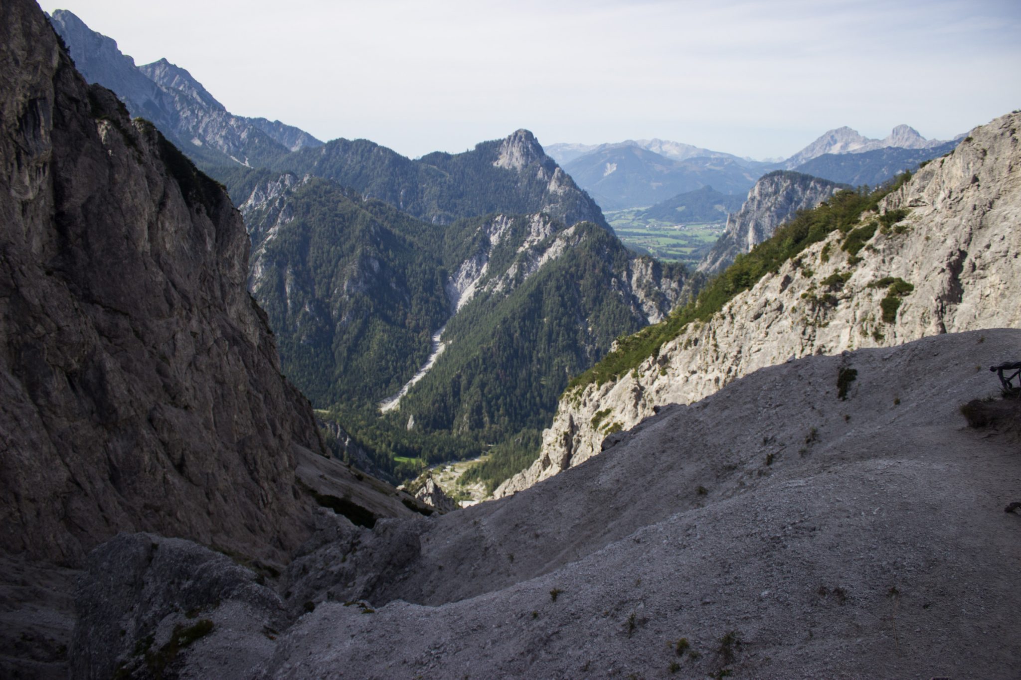 Wanderung zur Haindlkarhütte und Gsengscharte im Nationalpark Gesäuse im Bundesland Steiermark in Österreich, Wanderweg in den Ennstaler Alpen ab Parkplatz Haindlkarhütte vom Gstatterboden, Blick auf die beeindruckende Bergwelt im Gesäuse beim Erreichen der Gsengscharte, Aussicht auf die sich auftürmenden Berge im Gesäuse in alle Richtungen