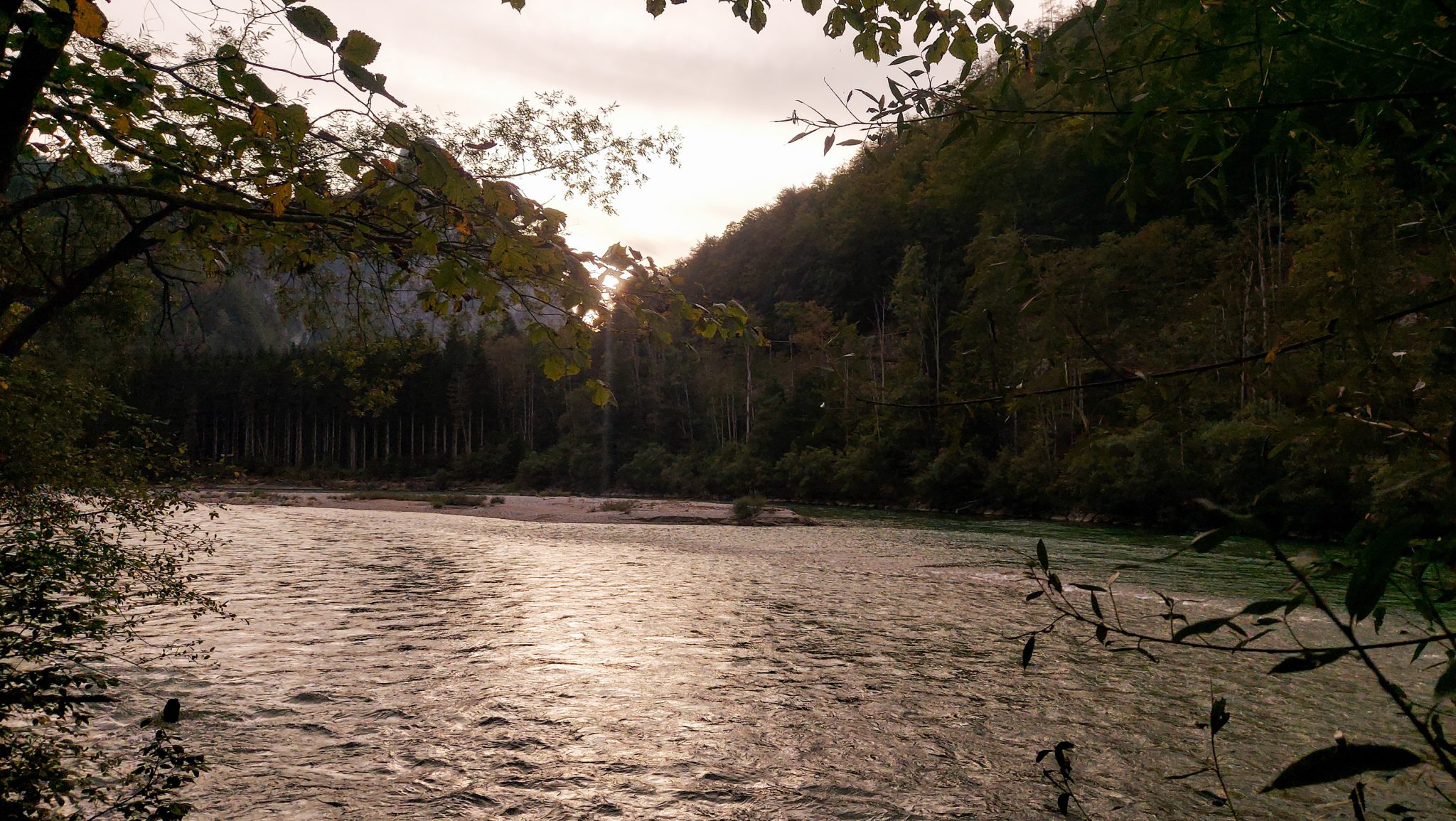 Wanderung zur Haindlkarhütte und Gsengscharte im Nationalpark Gesäuse im Bundesland Steiermark in Österreich, Wanderweg in den Ennstaler Alpen ab Parkplatz Haindlkarhütte vom Gstatterboden, Blick auf den Fluss Enns in der Nähe des Parkplatzes der Haindlkarhütte mit Aussicht auf die schönen Wälder und die Bergwelt im Gesäuse
