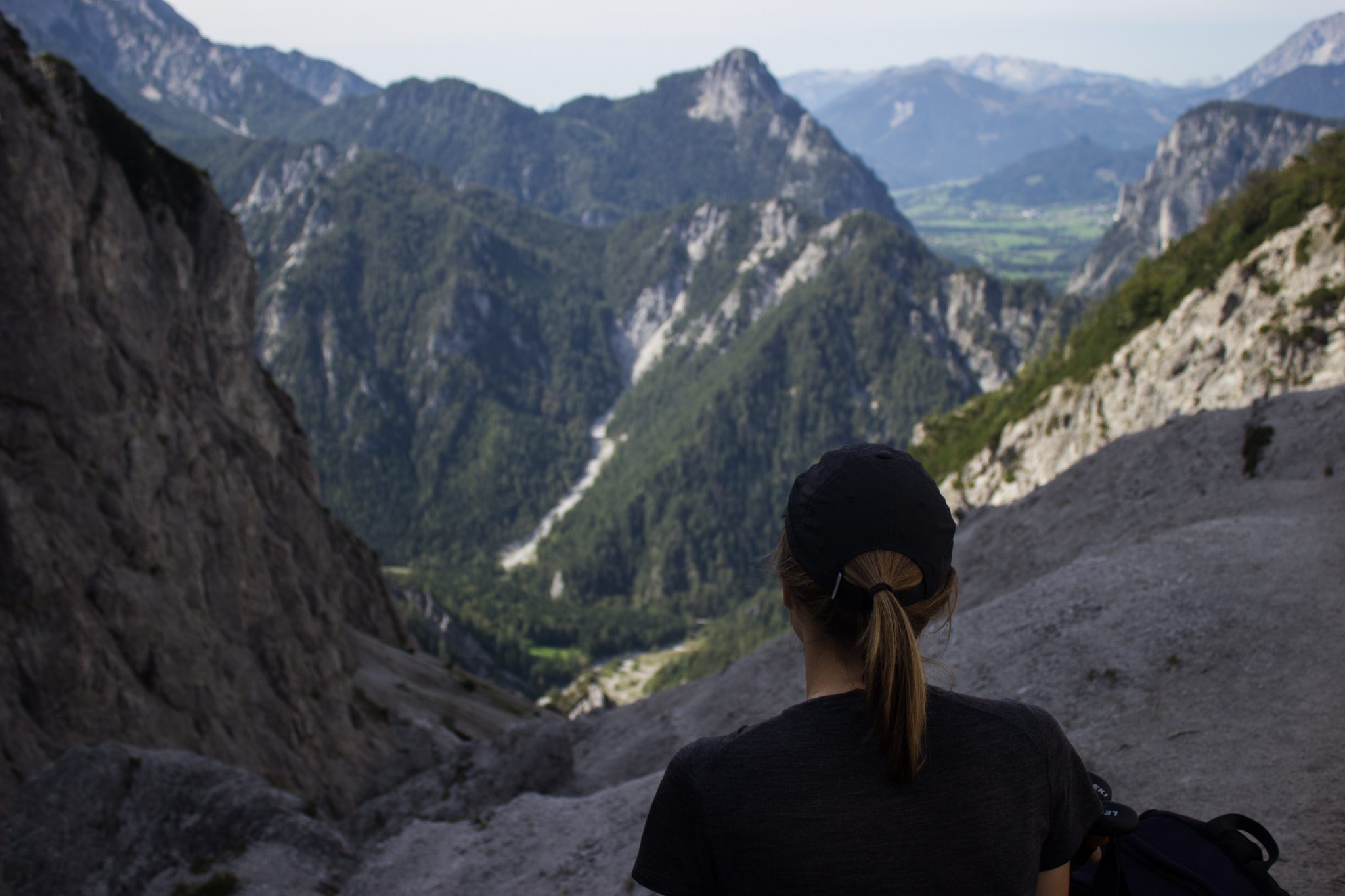 Wanderung zur Haindlkarhütte und Gsengscharte im Nationalpark Gesäuse im Bundesland Steiermark in Österreich, Wanderweg in den Ennstaler Alpen ab Parkplatz Haindlkarhütte vom Gstatterboden, Wanderer genießt Blick auf die beeindruckende Bergwelt im Gesäuse beim Erreichen der Gsengscharte, Aussicht auf die sich auftürmenden Berge im Gesäuse in alle Richtungen