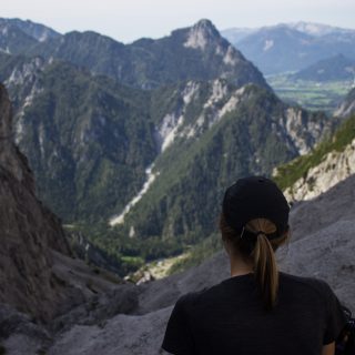 Wanderung zur Haindlkarhütte und Gsengscharte im Nationalpark Gesäuse im Bundesland Steiermark in Österreich, Wanderweg in den Ennstaler Alpen ab Parkplatz Haindlkarhütte vom Gstatterboden, Wanderer genießt Blick auf die beeindruckende Bergwelt im Gesäuse beim Erreichen der Gsengscharte, Aussicht auf die sich auftürmenden Berge im Gesäuse in alle Richtungen