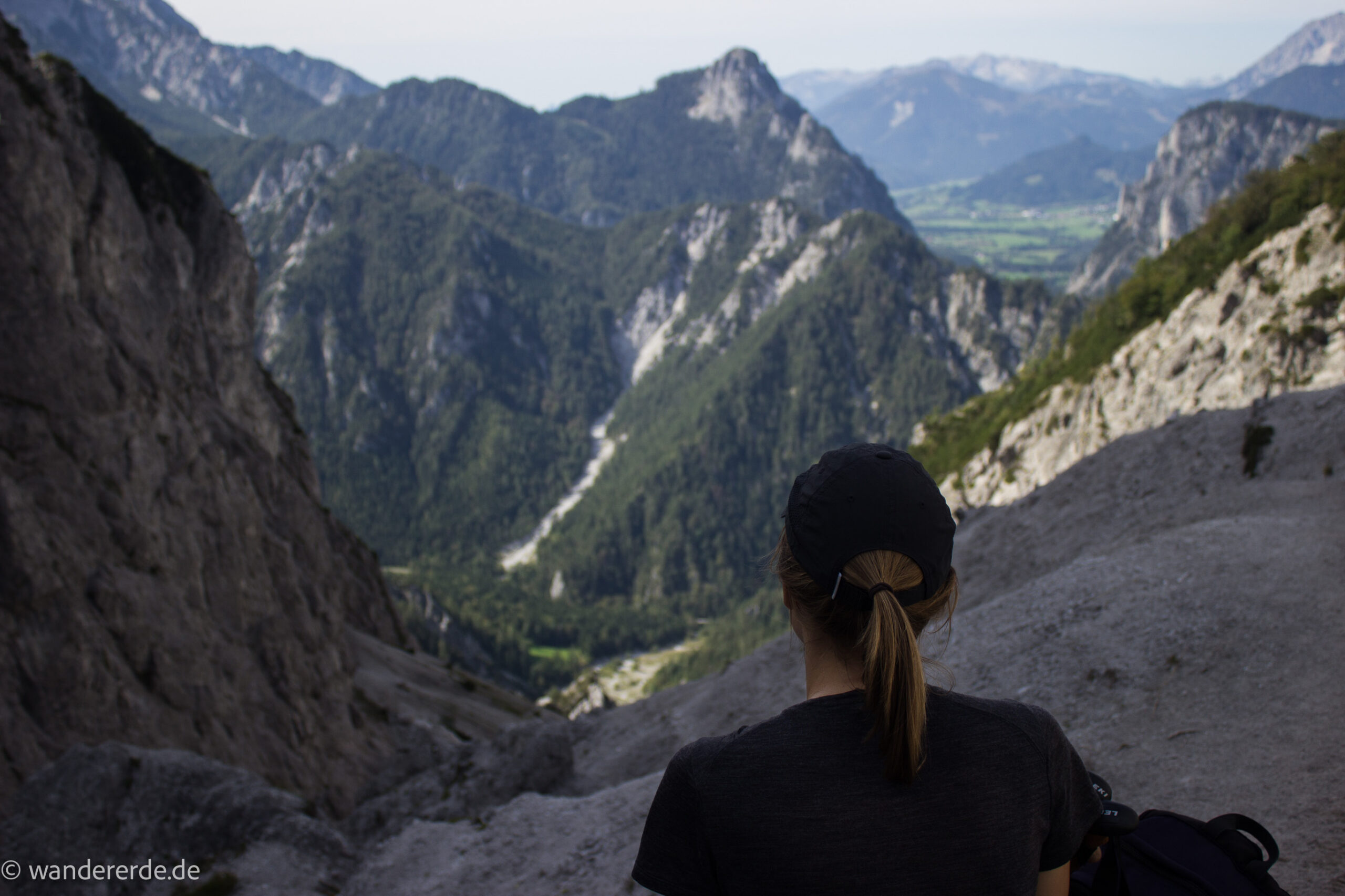 Wanderung zur Haindlkarhütte und Gsengscharte im Nationalpark Gesäuse im Bundesland Steiermark in Österreich, Wanderweg in den Ennstaler Alpen ab Parkplatz Haindlkarhütte vom Gstatterboden, Wanderer genießt Blick auf die beeindruckende Bergwelt im Gesäuse beim Erreichen der Gsengscharte, Aussicht auf die sich auftürmenden Berge im Gesäuse in alle Richtungen