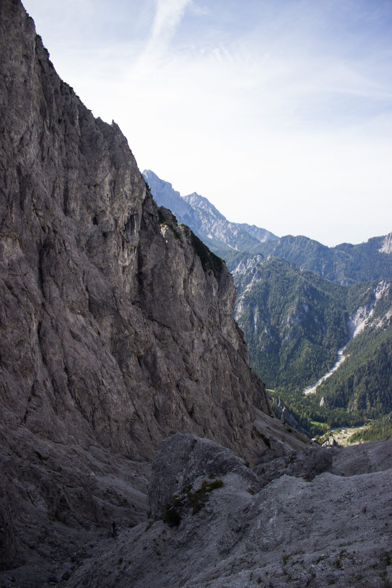 Wanderung zur Haindlkarhütte und Gsengscharte im Nationalpark Gesäuse im Bundesland Steiermark in Österreich, Wanderweg in den Ennstaler Alpen ab Parkplatz Haindlkarhütte vom Gstatterboden, Blick auf die beeindruckende Bergwelt im Gesäuse beim Erreichen der Gsengscharte, Aussicht auf die sich auftürmenden Berge im Gesäuse in alle Richtungen