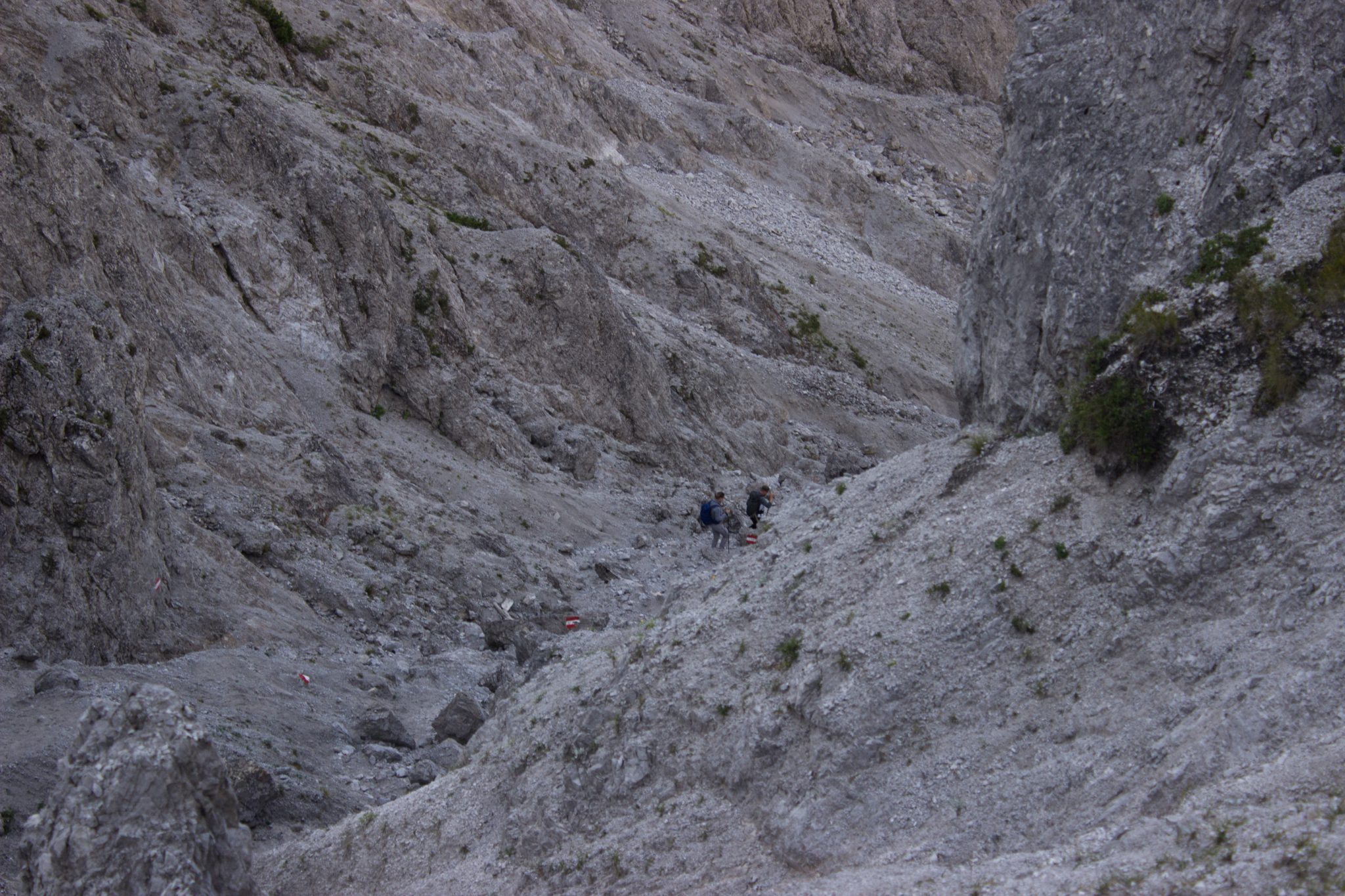 Wanderung zur Haindlkarhütte und Gsengscharte im Nationalpark Gesäuse im Bundesland Steiermark in Österreich, Wanderweg in den Ennstaler Alpen ab Parkplatz Haindlkarhütte vom Gstatterboden, Blick auf die karge Bergwelt im Gesäuse kurz nach Erreichen der Haindlkarhütte, Wanderer während des Aufsteigs zur Gsengscharte, Berge türmen sich vor einem auf